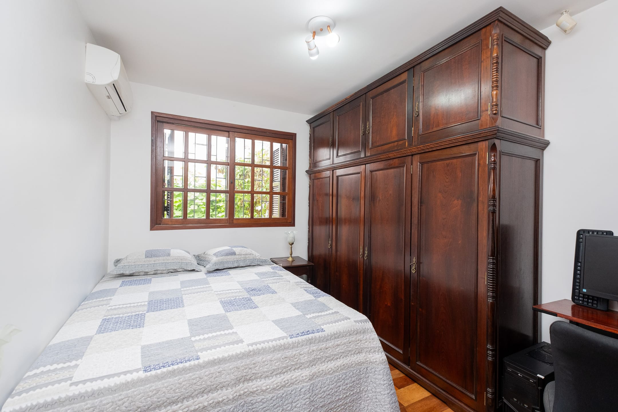 Casa à venda no Areal, Pelotas - 193 m², 3 quartos, cozinha com armários, lareira, espaço gourmet com churrasqueira e piscina. - 11