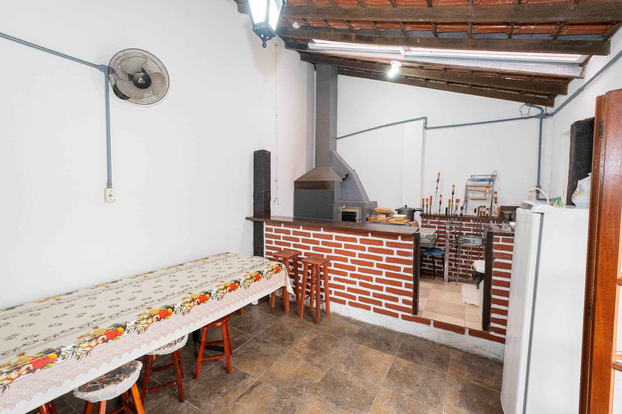 Casa à venda no Areal, Pelotas - 193 m², 3 quartos, cozinha com armários, lareira, espaço gourmet com churrasqueira e piscina. - 15