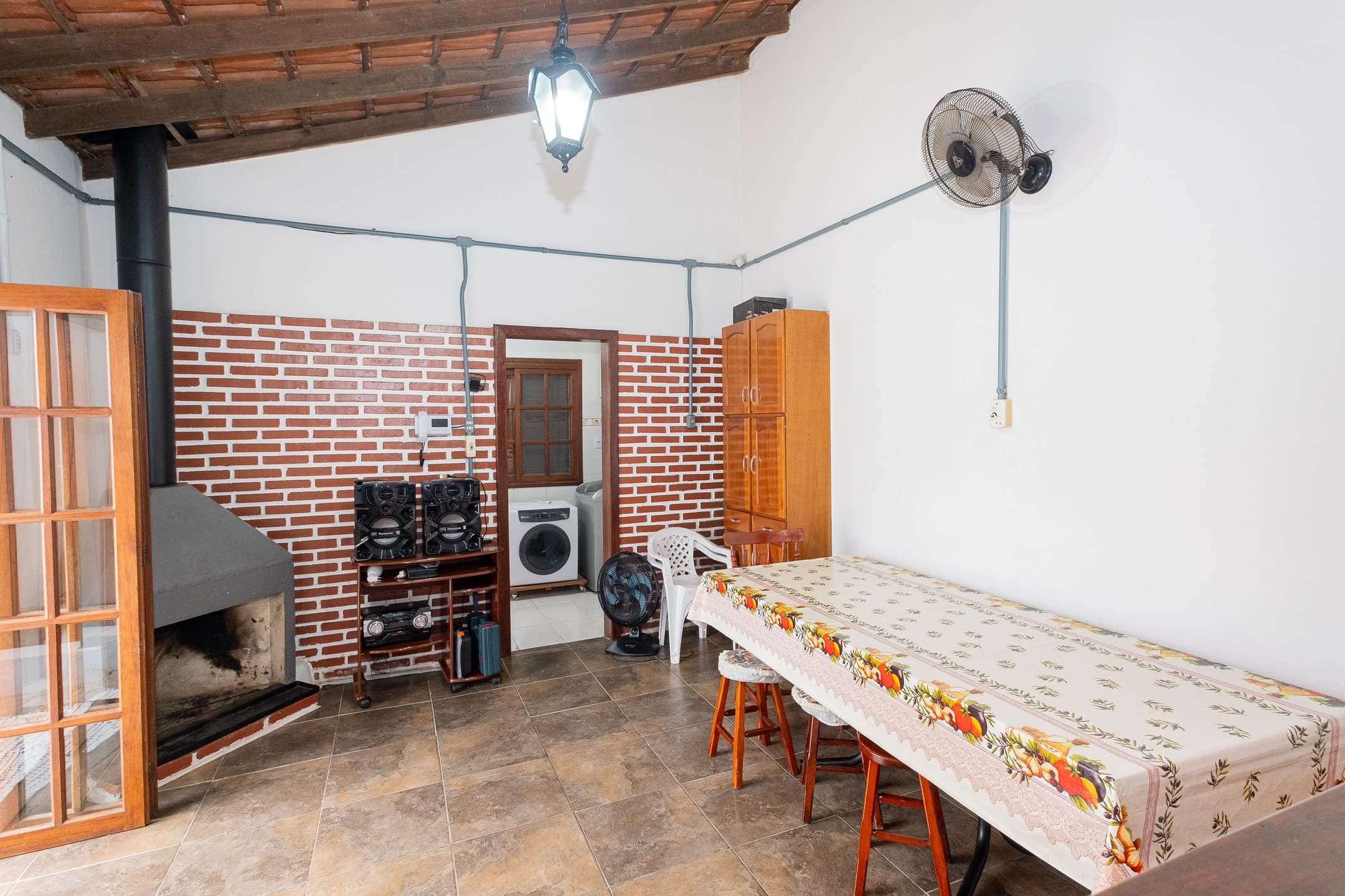 Casa à venda no Areal, Pelotas - 193 m², 3 quartos, cozinha com armários, lareira, espaço gourmet com churrasqueira e piscina. - 16