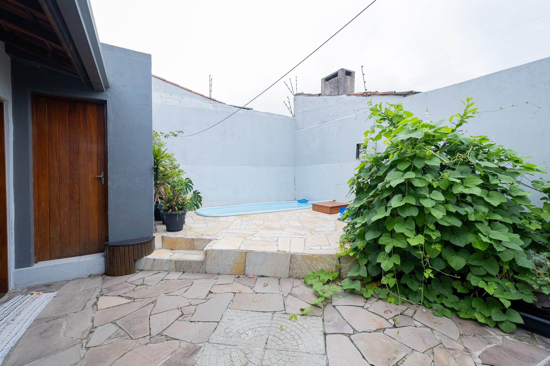 Casa à venda no Areal, Pelotas - 193 m², 3 quartos, cozinha com armários, lareira, espaço gourmet com churrasqueira e piscina. - 17
