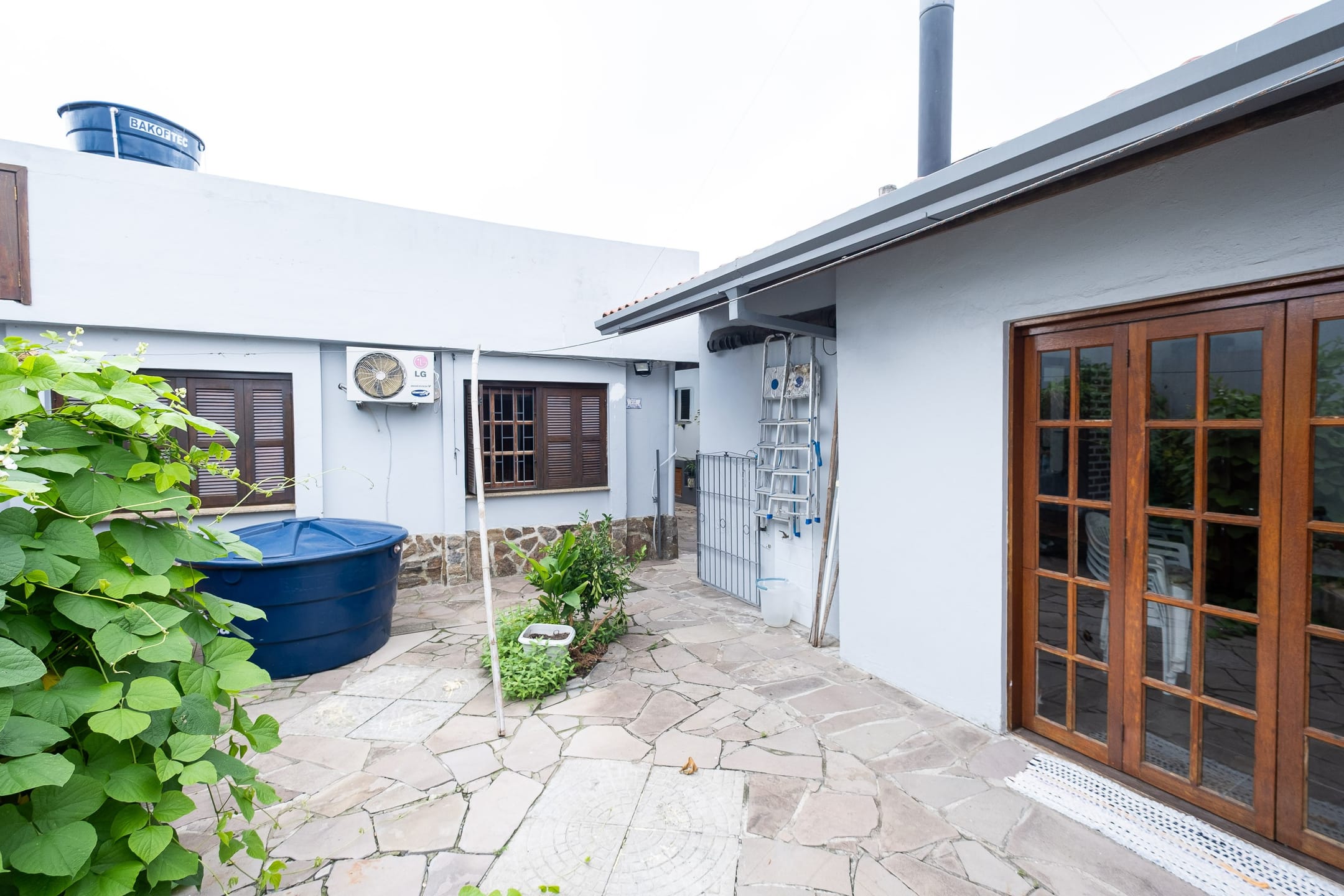 Casa à venda no Areal, Pelotas - 193 m², 3 quartos, cozinha com armários, lareira, espaço gourmet com churrasqueira e piscina. - 18