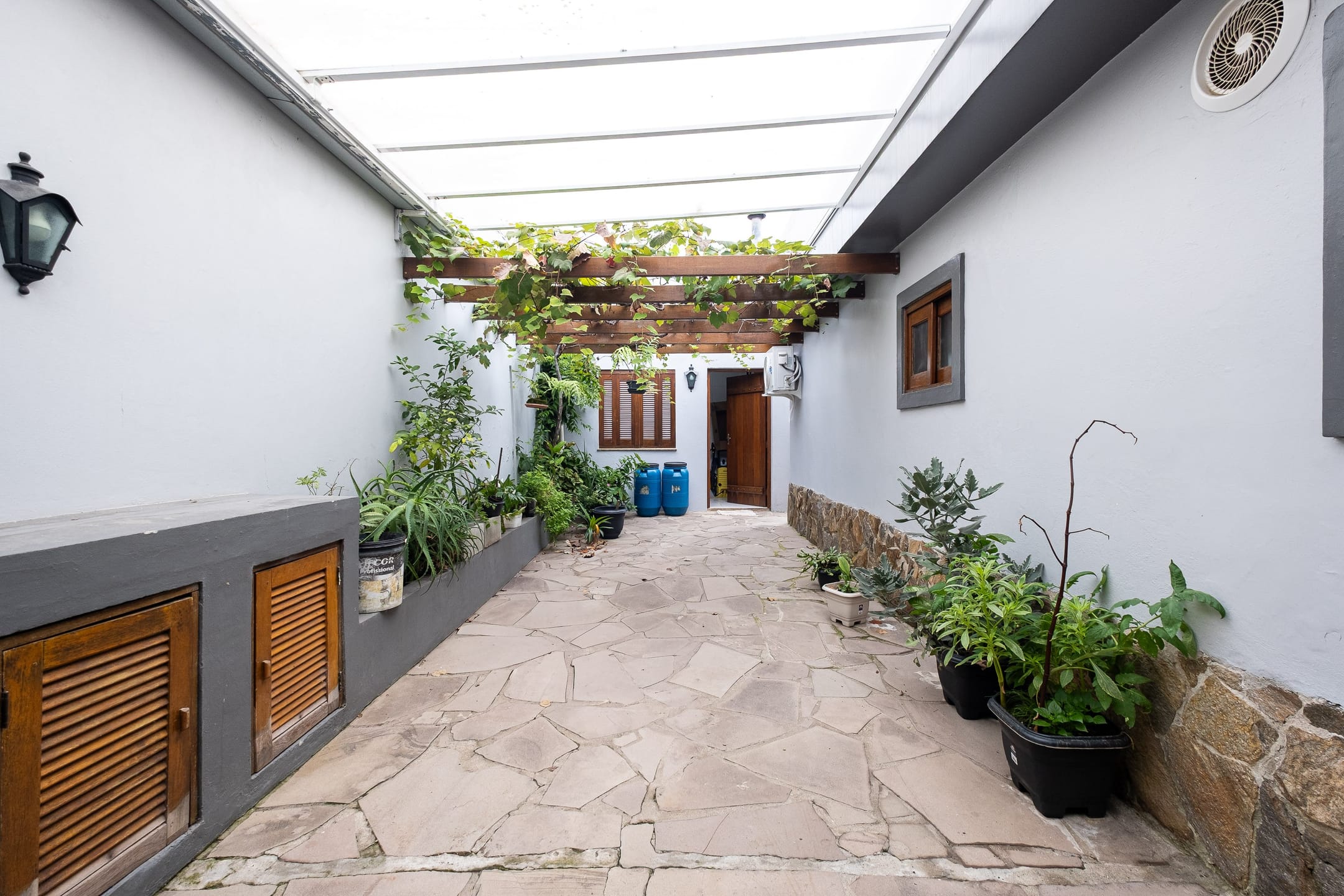 Casa à venda no Areal, Pelotas - 193 m², 3 quartos, cozinha com armários, lareira, espaço gourmet com churrasqueira e piscina. - 19