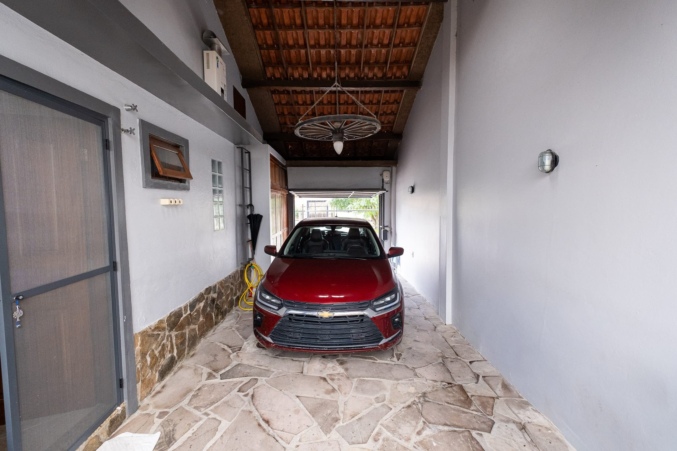 Casa à venda no Areal, Pelotas - 193 m², 3 quartos, cozinha com armários, lareira, espaço gourmet com churrasqueira e piscina. - 20