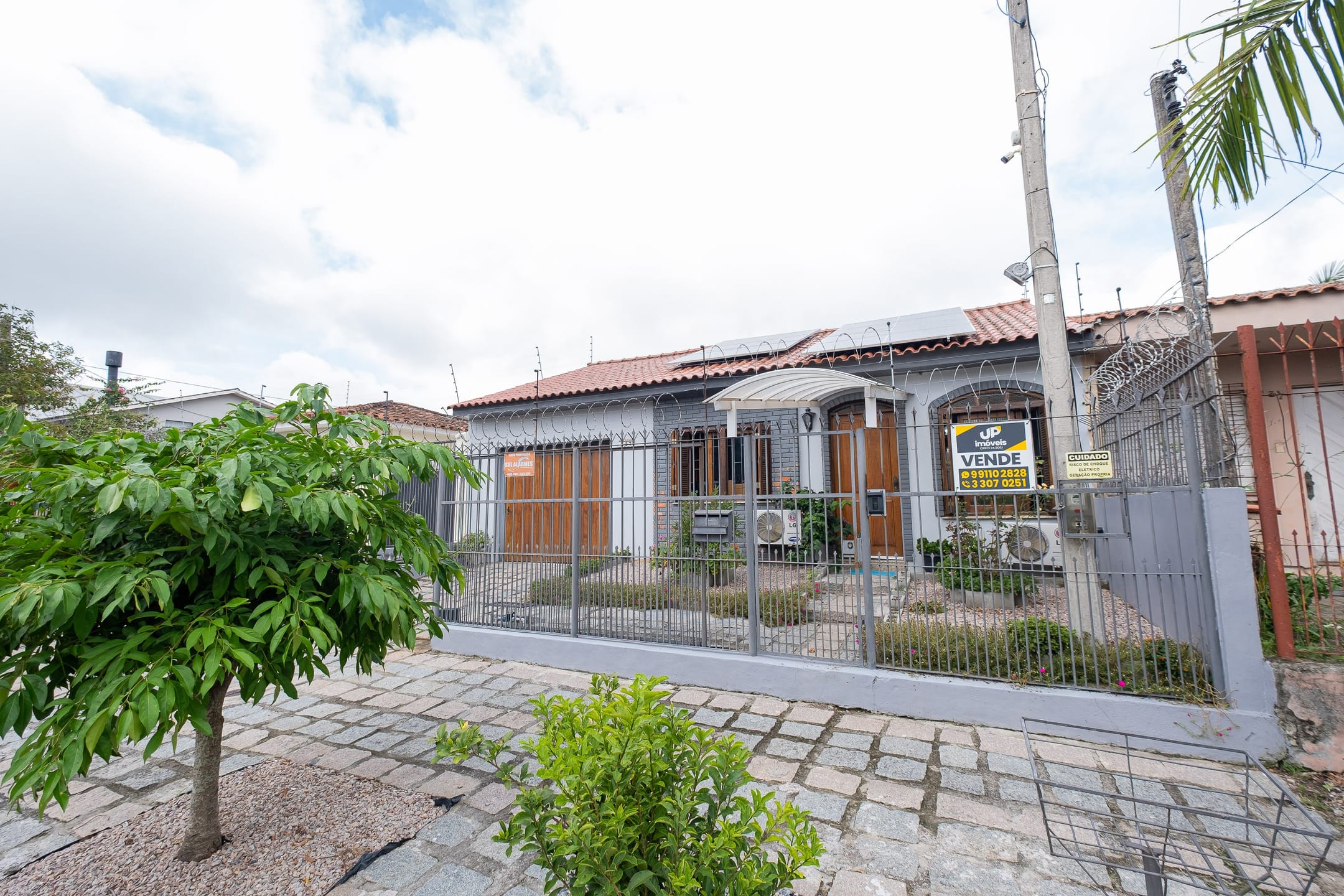 Casa à venda no Areal, Pelotas - 193 m², 3 quartos, cozinha com armários, lareira, espaço gourmet com churrasqueira e piscina. - 21