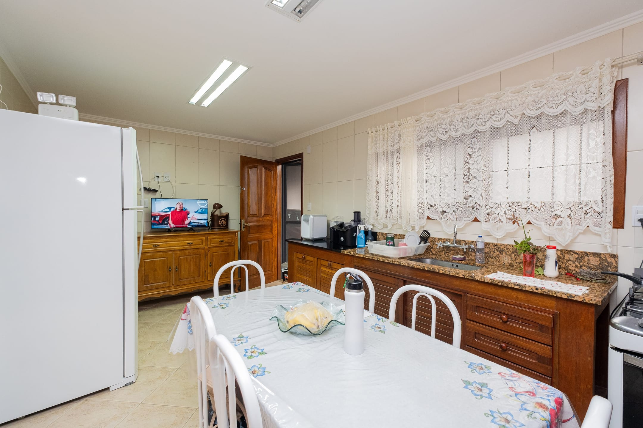 Casa à venda no Areal, Pelotas - 193 m², 3 quartos, cozinha com armários, lareira, espaço gourmet com churrasqueira e piscina. - 6