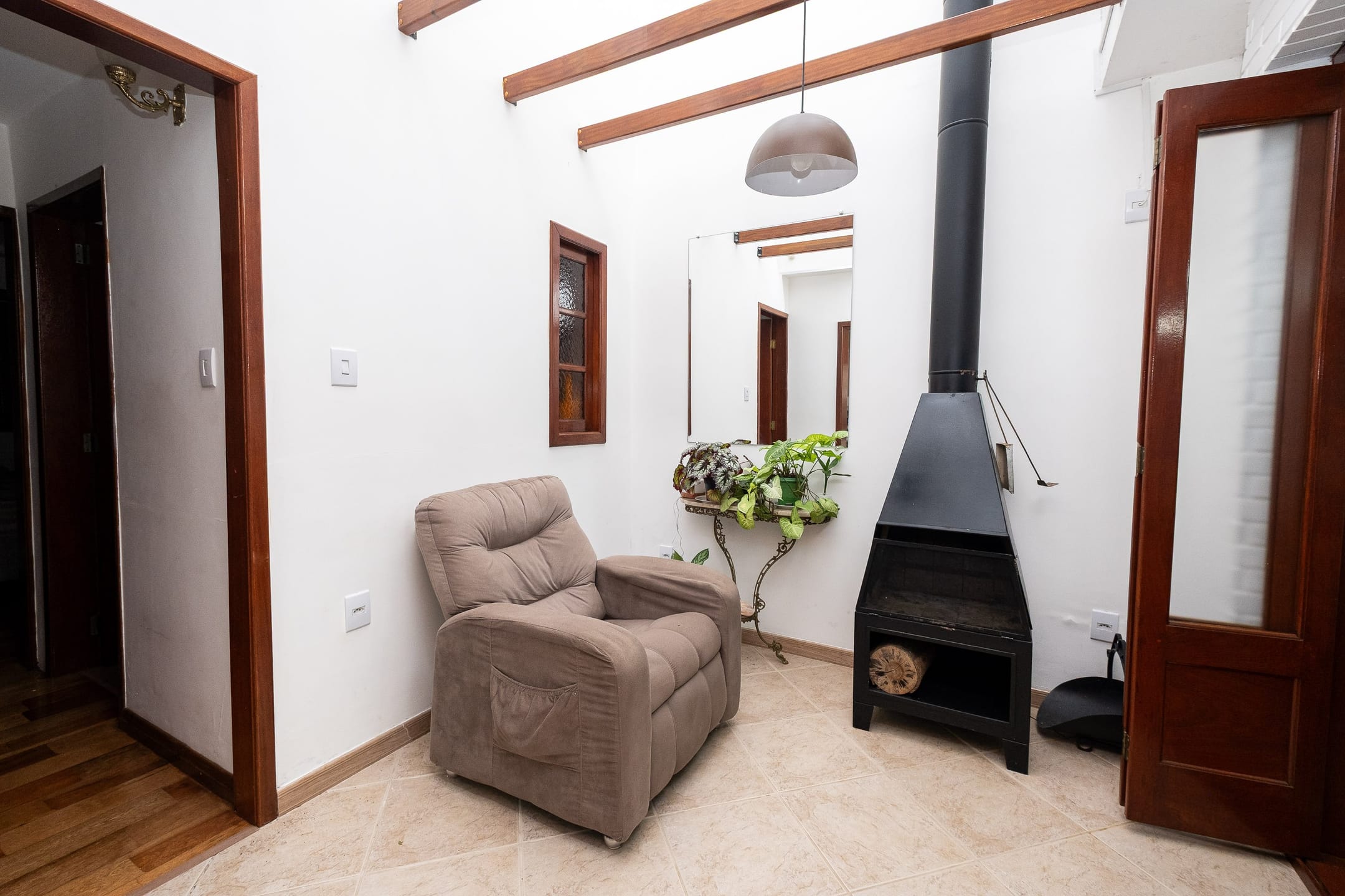 Casa à venda no Areal, Pelotas - 193 m², 3 quartos, cozinha com armários, lareira, espaço gourmet com churrasqueira e piscina. - 7