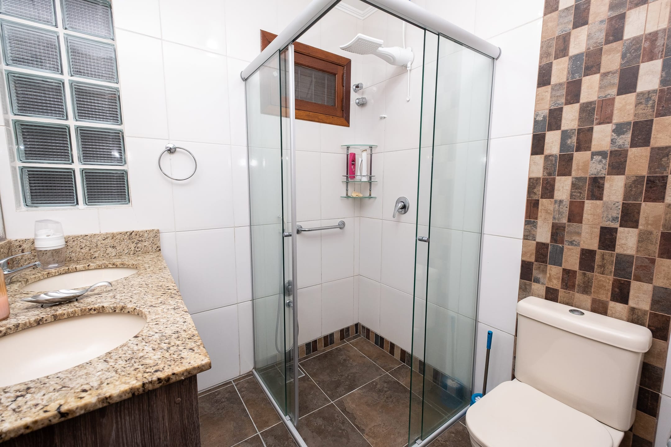 Casa à venda no Areal, Pelotas - 193 m², 3 quartos, cozinha com armários, lareira, espaço gourmet com churrasqueira e piscina. - 8