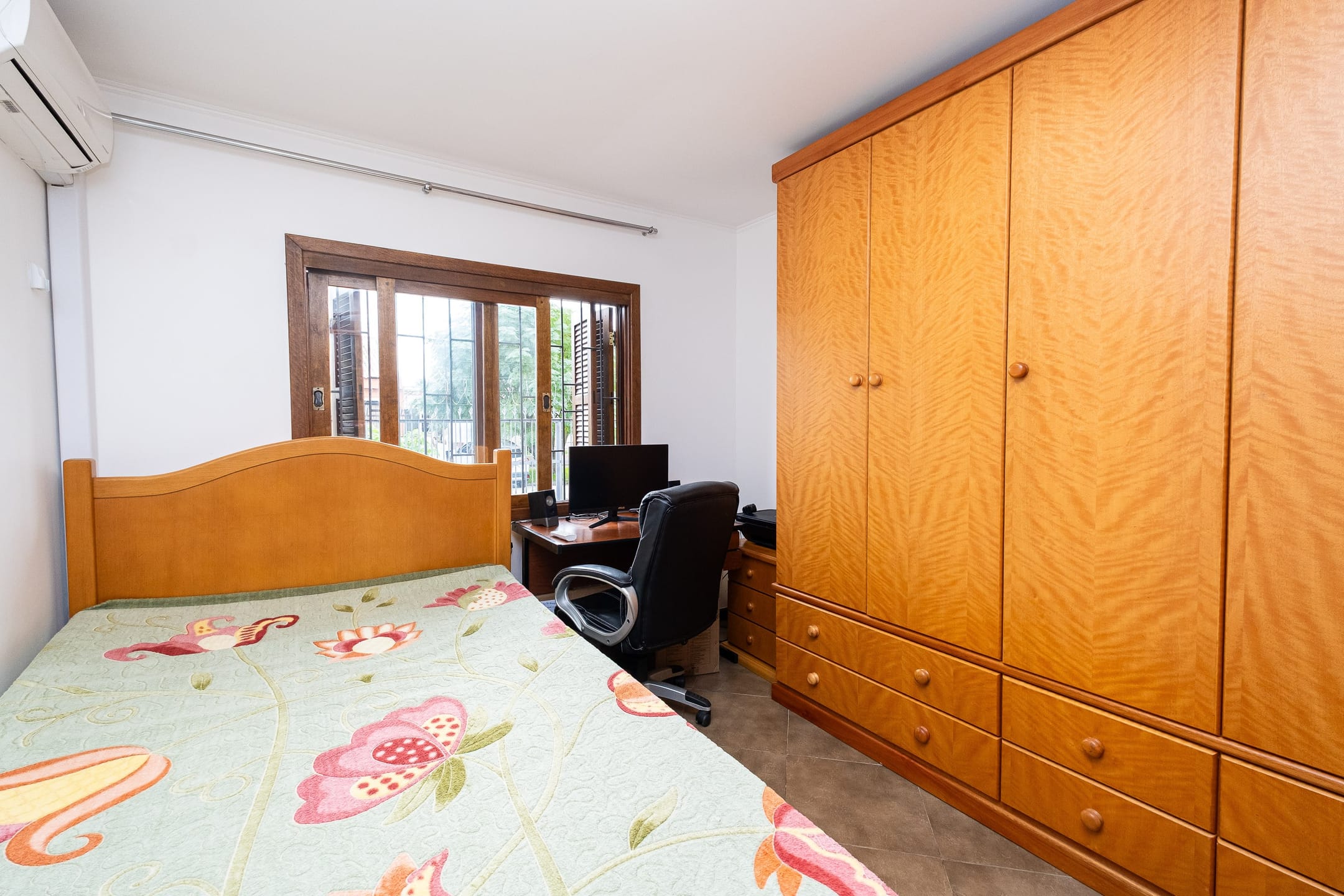 Casa à venda no Areal, Pelotas - 193 m², 3 quartos, cozinha com armários, lareira, espaço gourmet com churrasqueira e piscina. - 9
