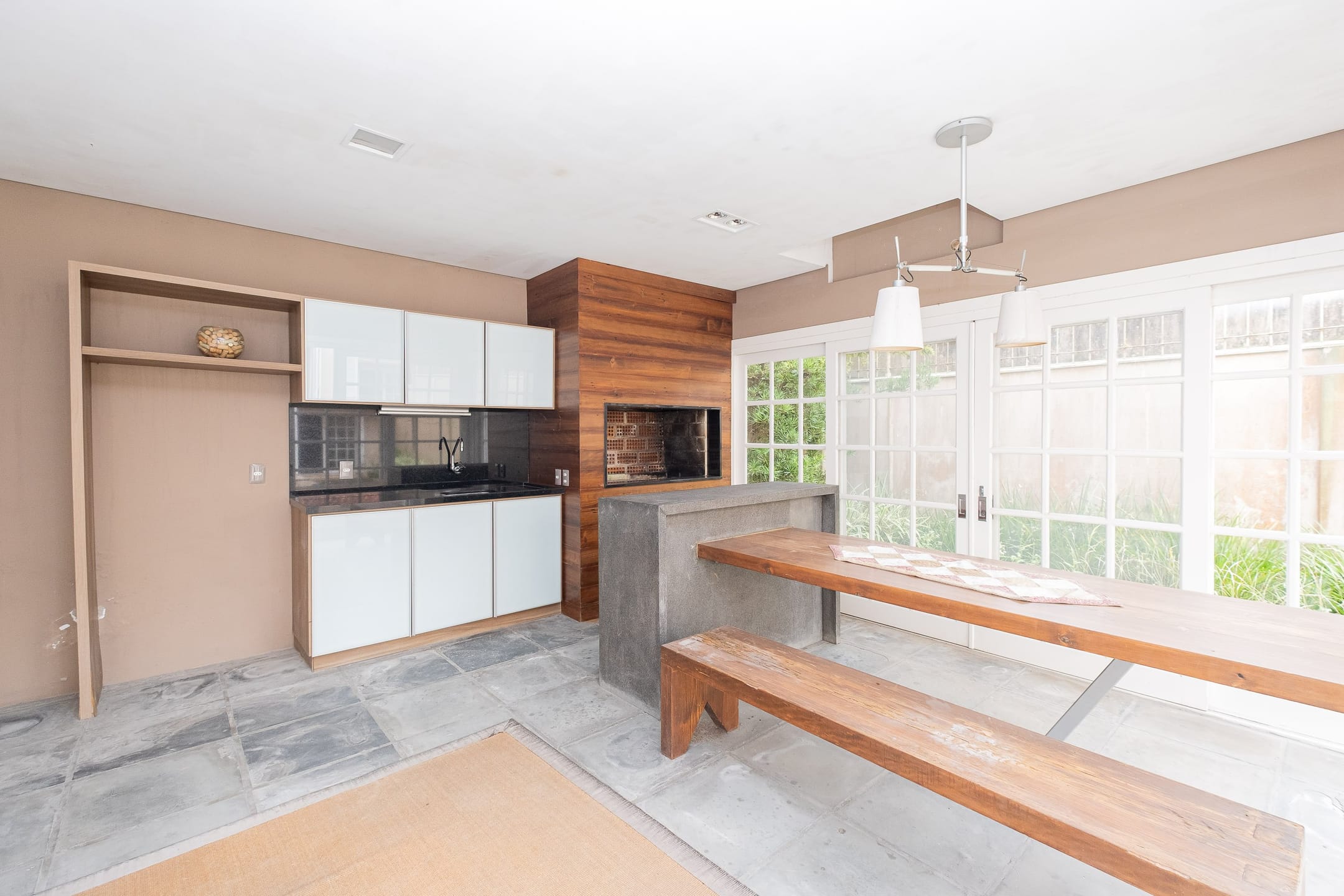 Casa à venda no Areal, Pelotas - 324 m², 3 quartos (sendo 1 suíte), cozinha planejada, lareira, área gourmet com piscina e garagem. - 13