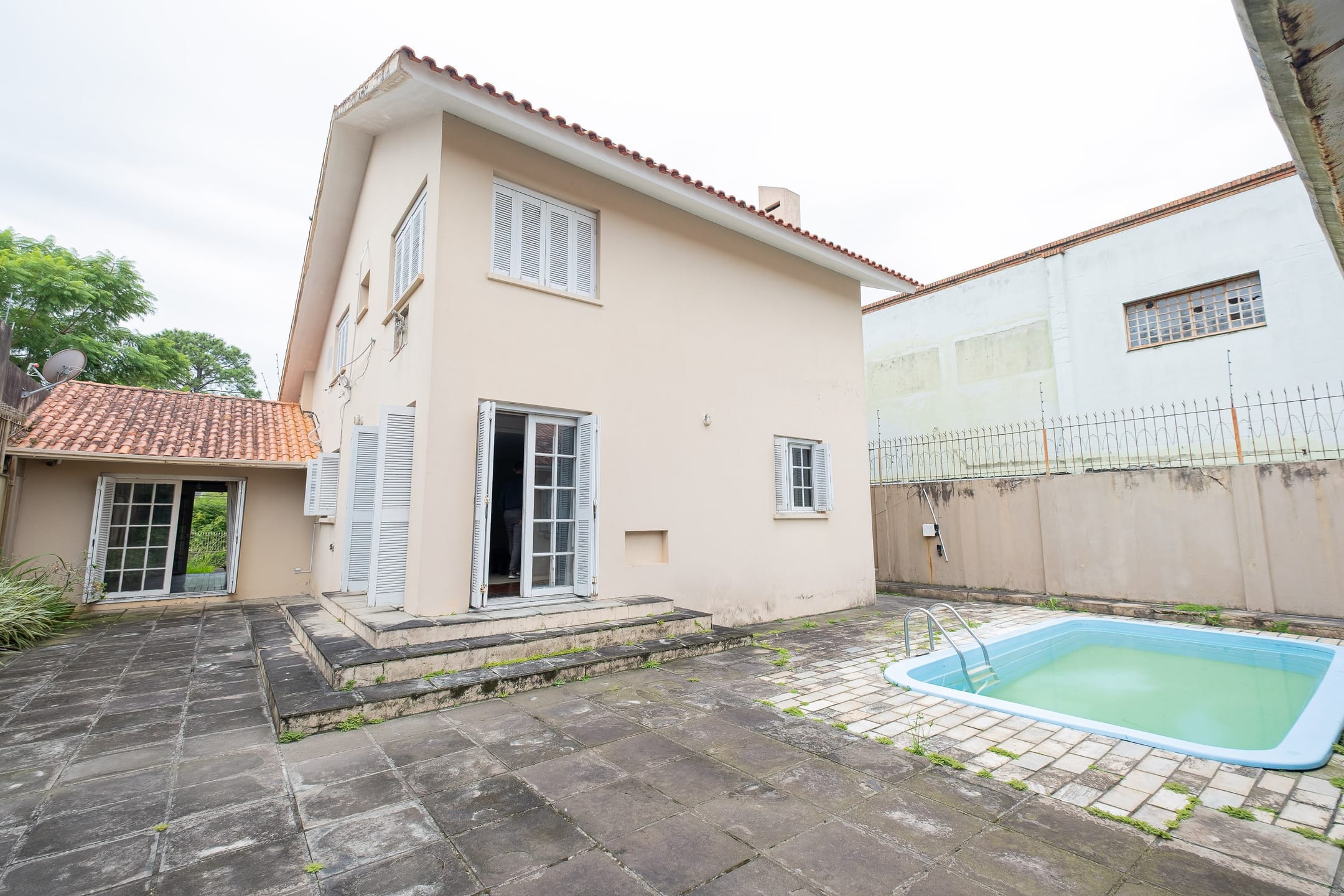 Casa à venda no Areal, Pelotas - 324 m², 3 quartos (sendo 1 suíte), cozinha planejada, lareira, área gourmet com piscina e garagem. - 17