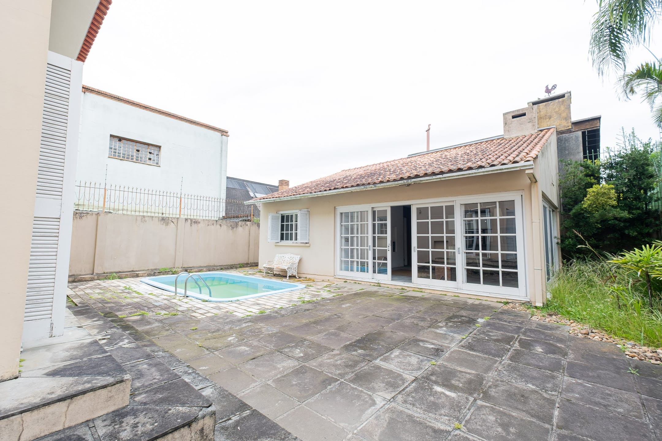 Casa à venda no Areal, Pelotas - 324 m², 3 quartos (sendo 1 suíte), cozinha planejada, lareira, área gourmet com piscina e garagem. - 18