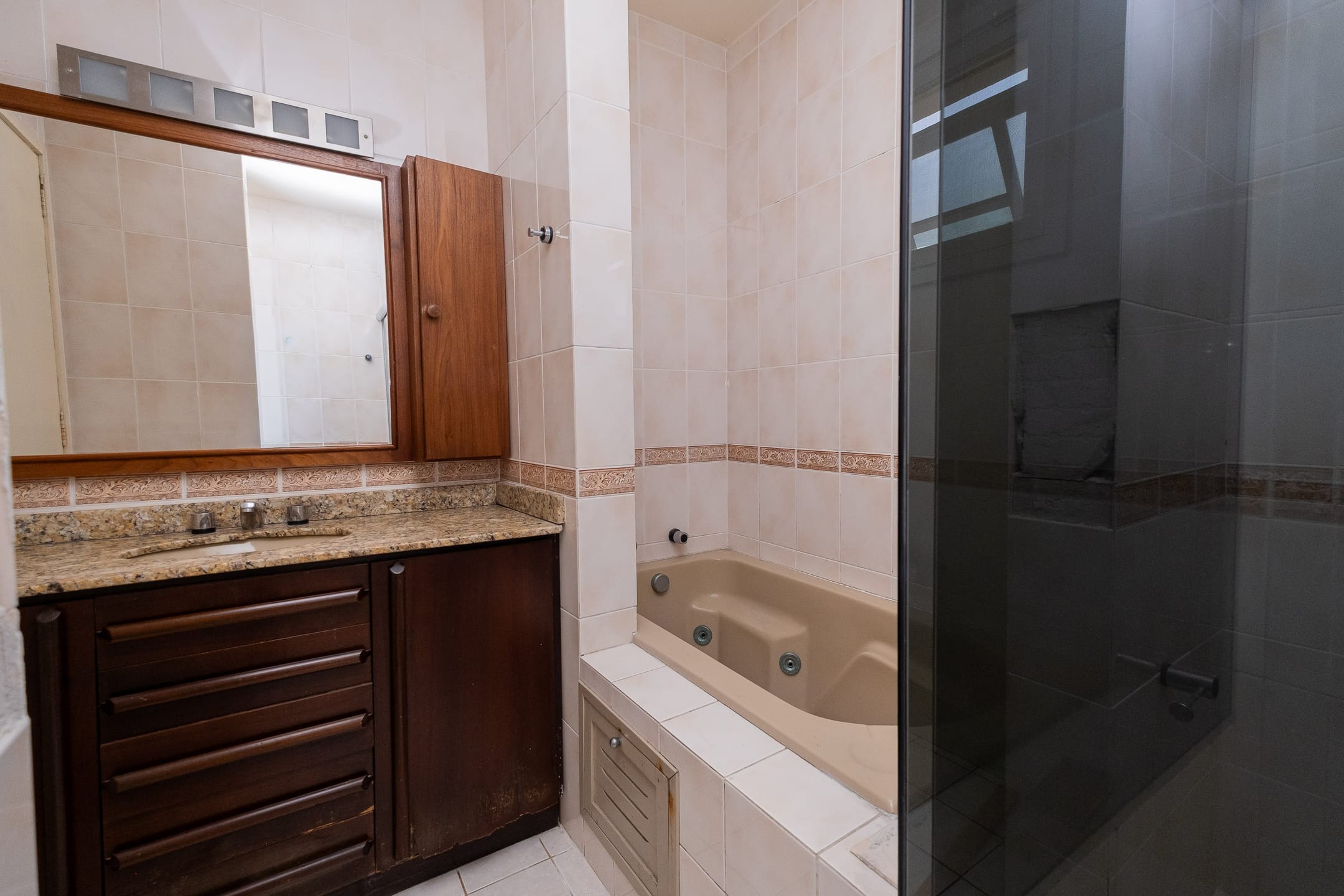 Casa à venda no Areal, Pelotas - 324 m², 3 quartos (sendo 1 suíte), cozinha planejada, lareira, área gourmet com piscina e garagem. - 21