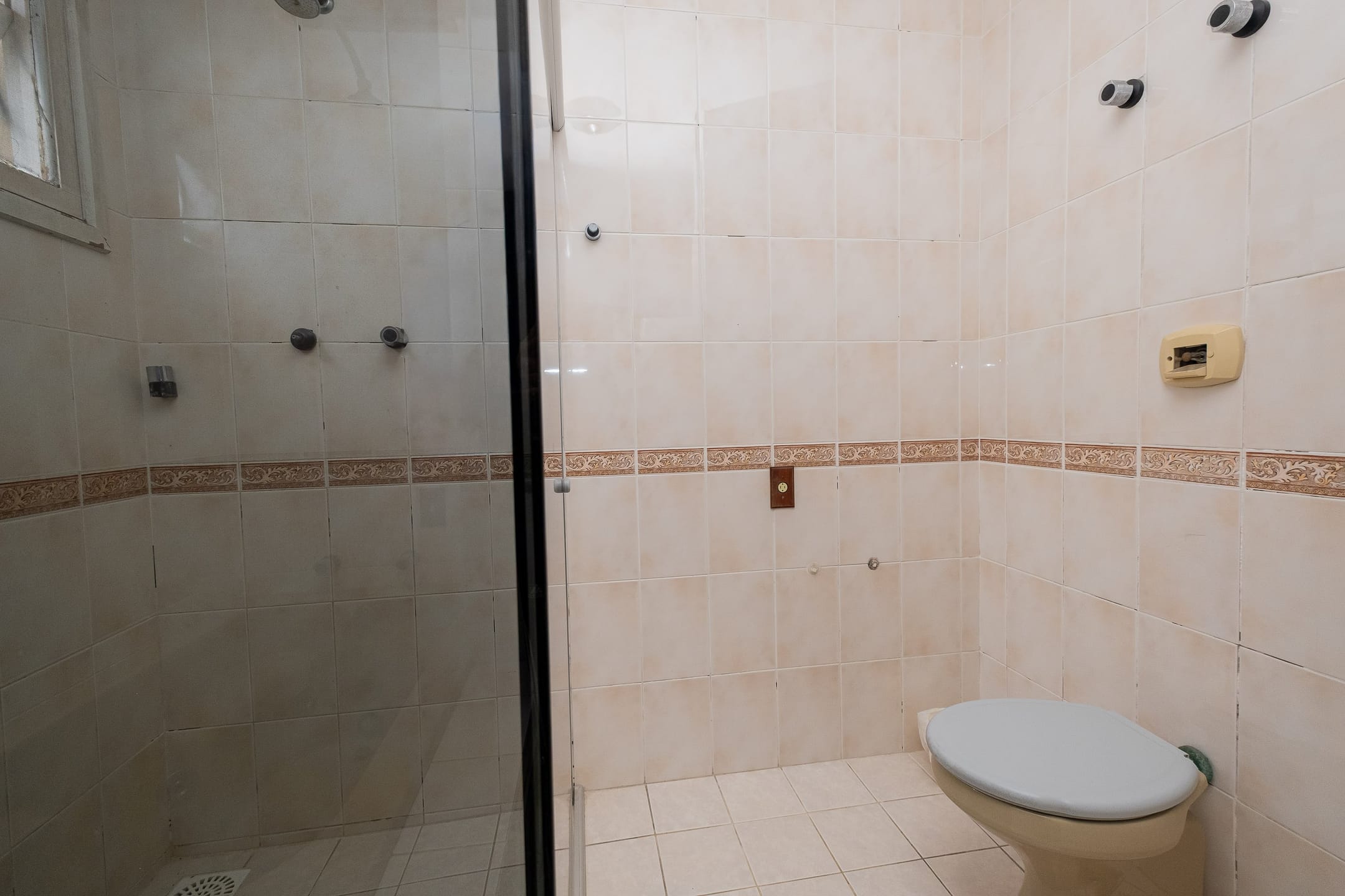 Casa à venda no Areal, Pelotas - 324 m², 3 quartos (sendo 1 suíte), cozinha planejada, lareira, área gourmet com piscina e garagem. - 22