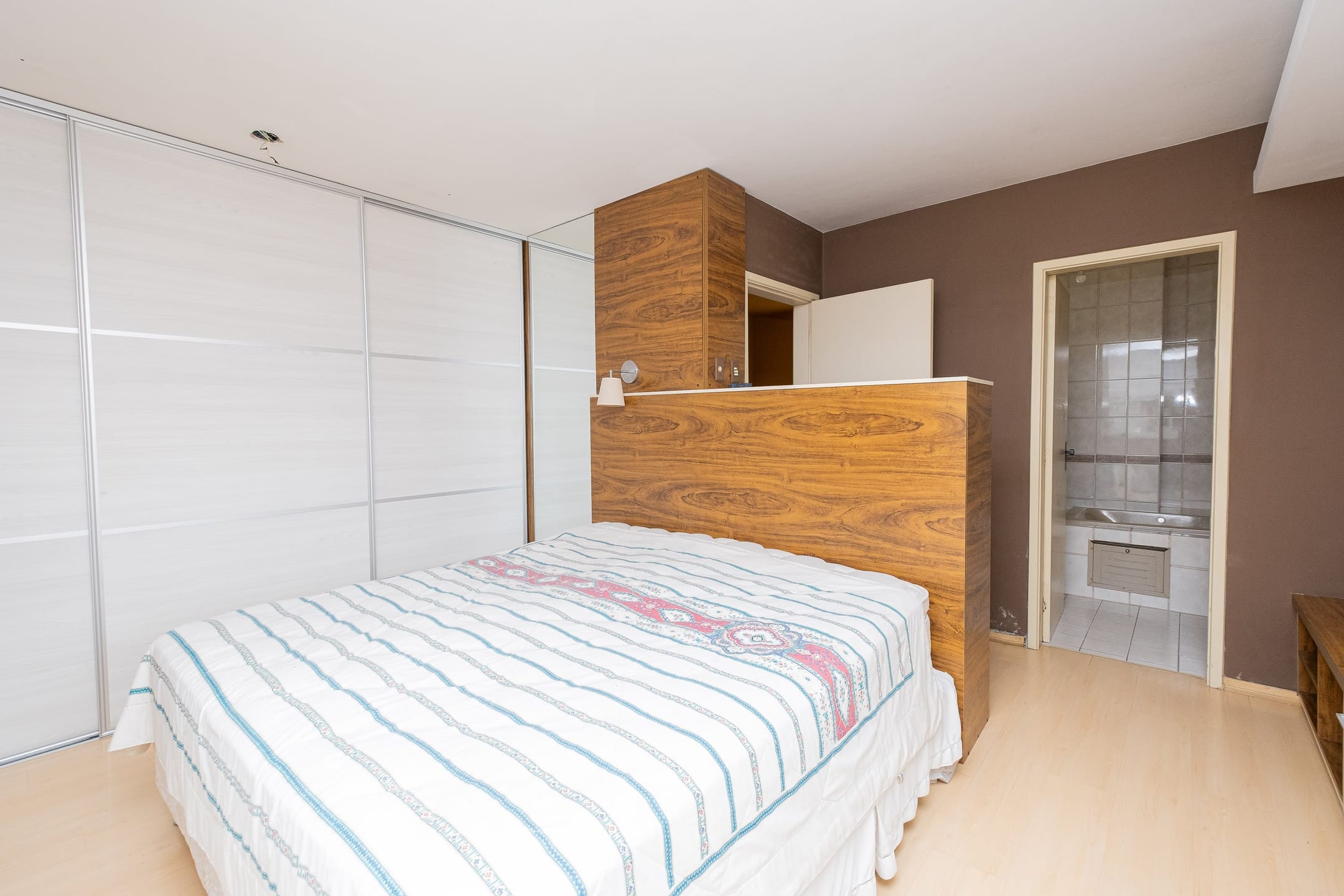 Casa à venda no Areal, Pelotas - 324 m², 3 quartos (sendo 1 suíte), cozinha planejada, lareira, área gourmet com piscina e garagem. - 24