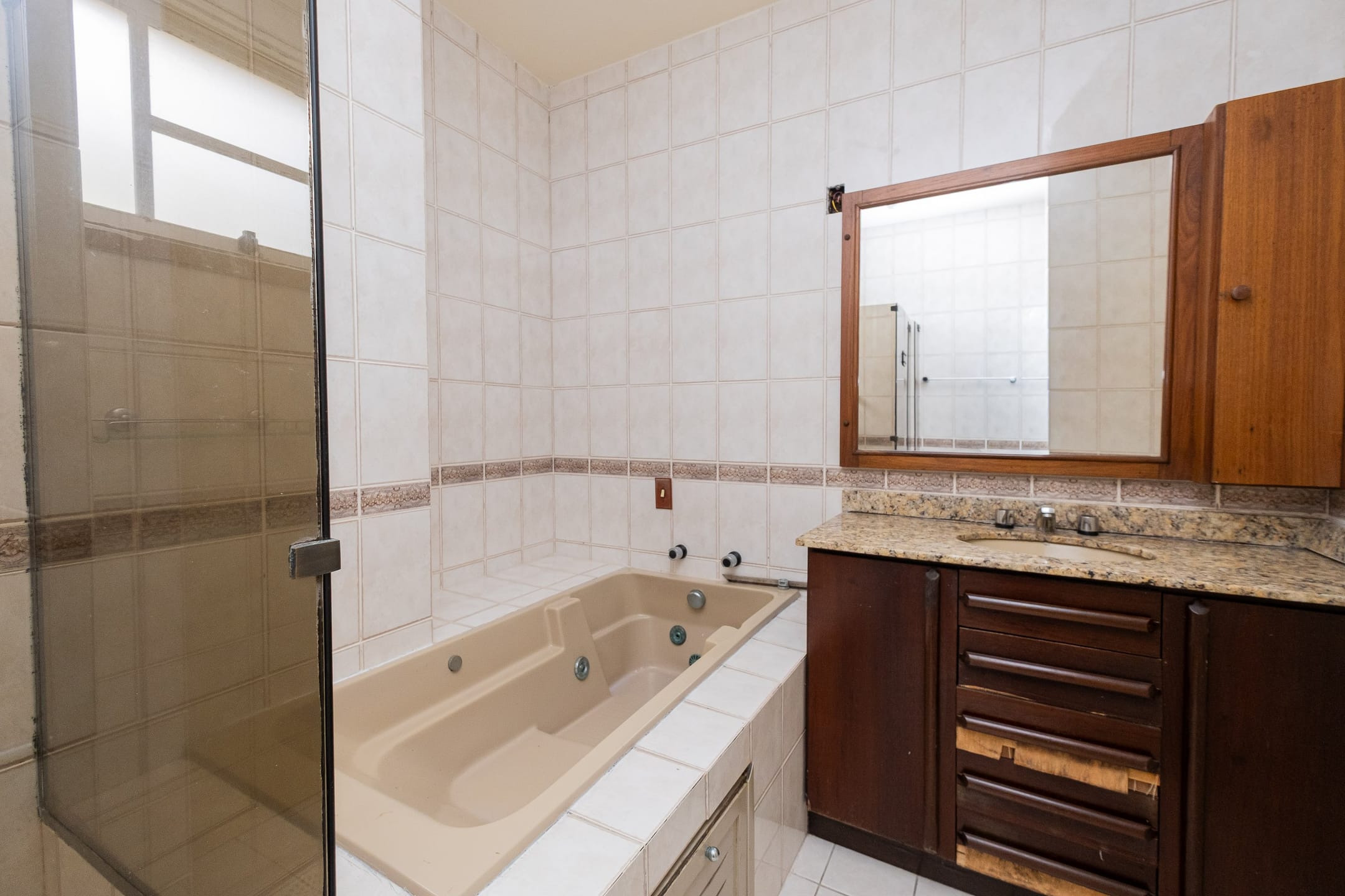 Casa à venda no Areal, Pelotas - 324 m², 3 quartos (sendo 1 suíte), cozinha planejada, lareira, área gourmet com piscina e garagem. - 25