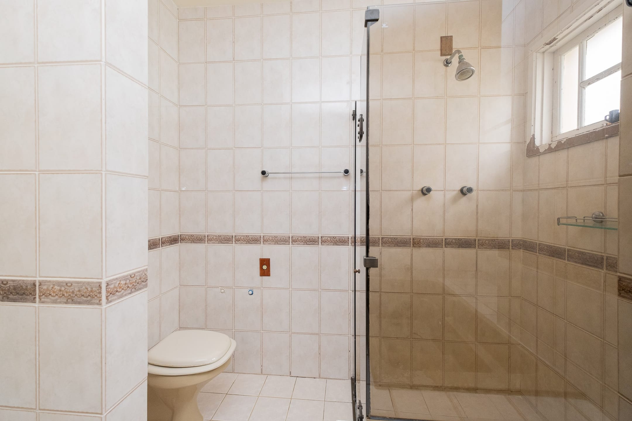 Casa à venda no Areal, Pelotas - 324 m², 3 quartos (sendo 1 suíte), cozinha planejada, lareira, área gourmet com piscina e garagem. - 26