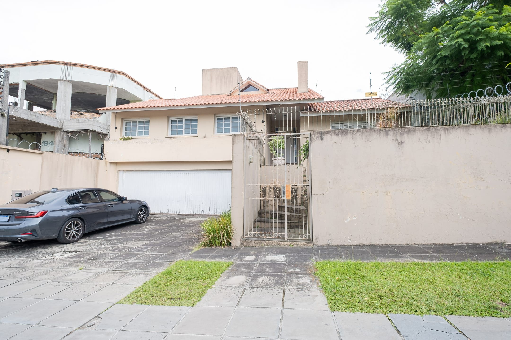 Casa à venda no Areal, Pelotas - 324 m², 3 quartos (sendo 1 suíte), cozinha planejada, lareira, área gourmet com piscina e garagem. - 28