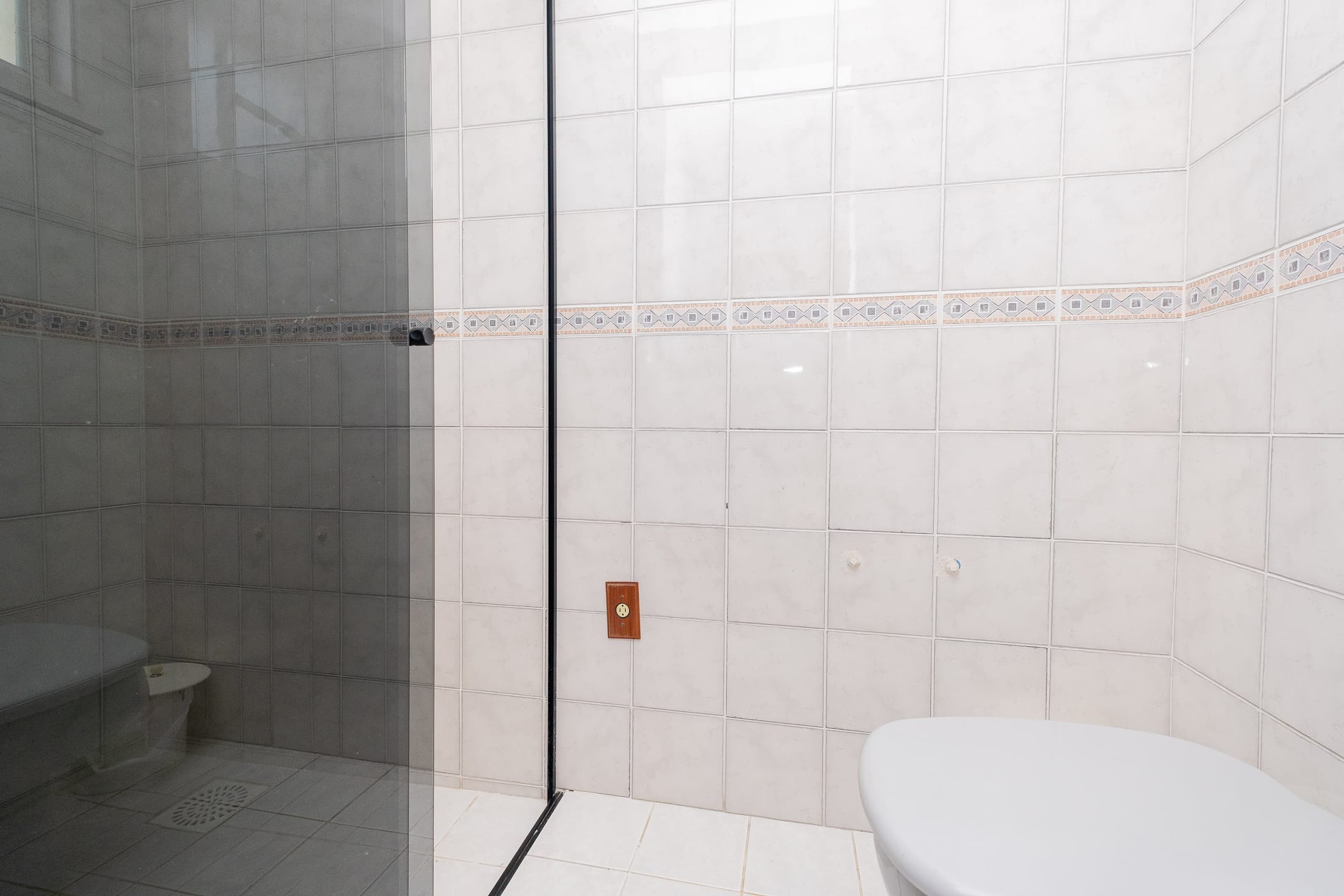Casa à venda no Areal, Pelotas - 324 m², 3 quartos (sendo 1 suíte), cozinha planejada, lareira, área gourmet com piscina e garagem. - 9