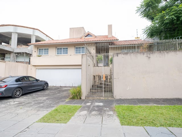 Casa à venda no Areal, Pelotas - 324 m², 3 quartos (sendo 1 suíte), cozinha planejada, lareira, área gourmet com piscina e garagem.