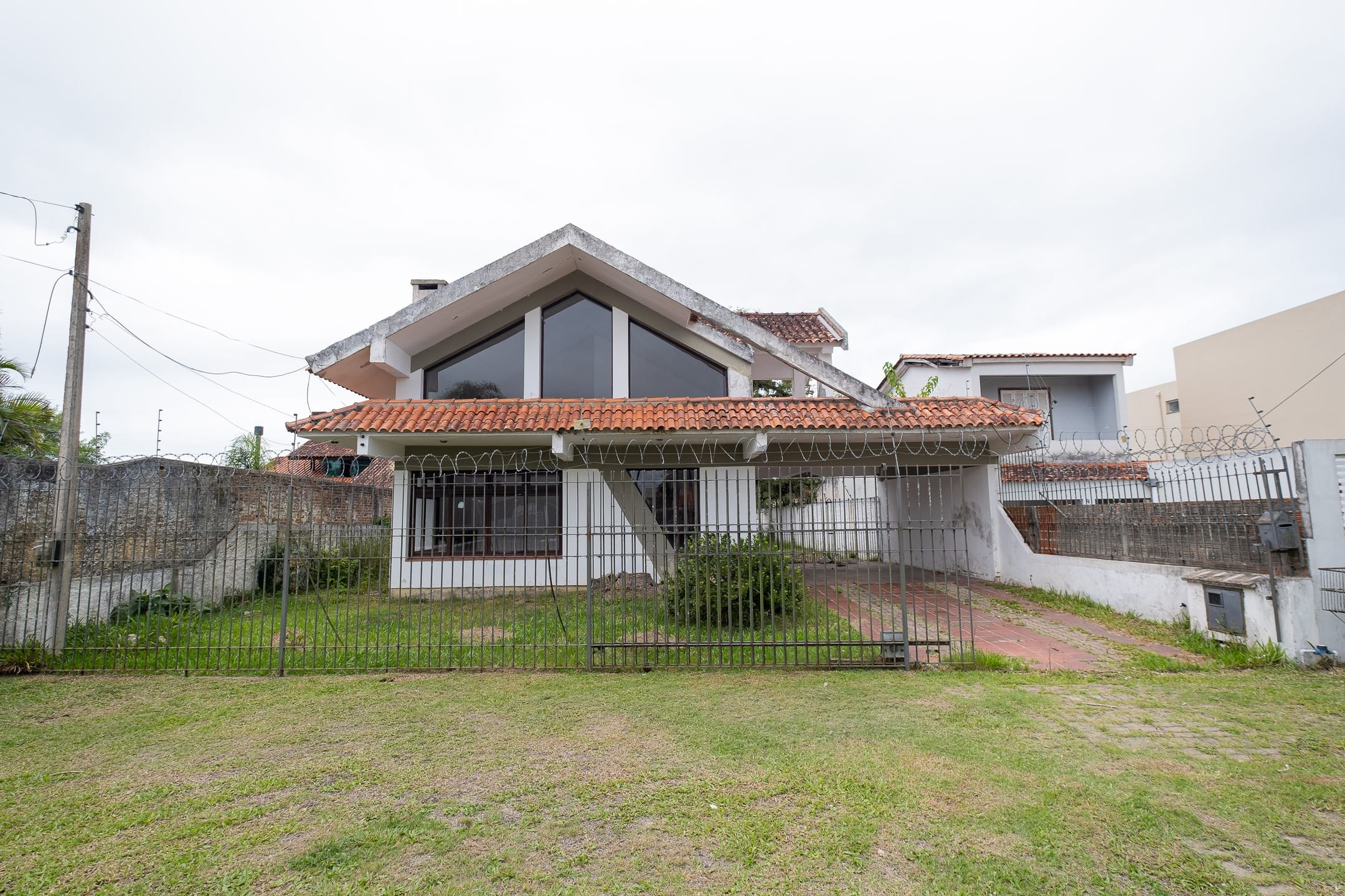 Casa à venda no Laranjal, Pelotas - 350 m², 2 quartos, lareira, churrasqueira, pátio com piscina e garagem. - 20