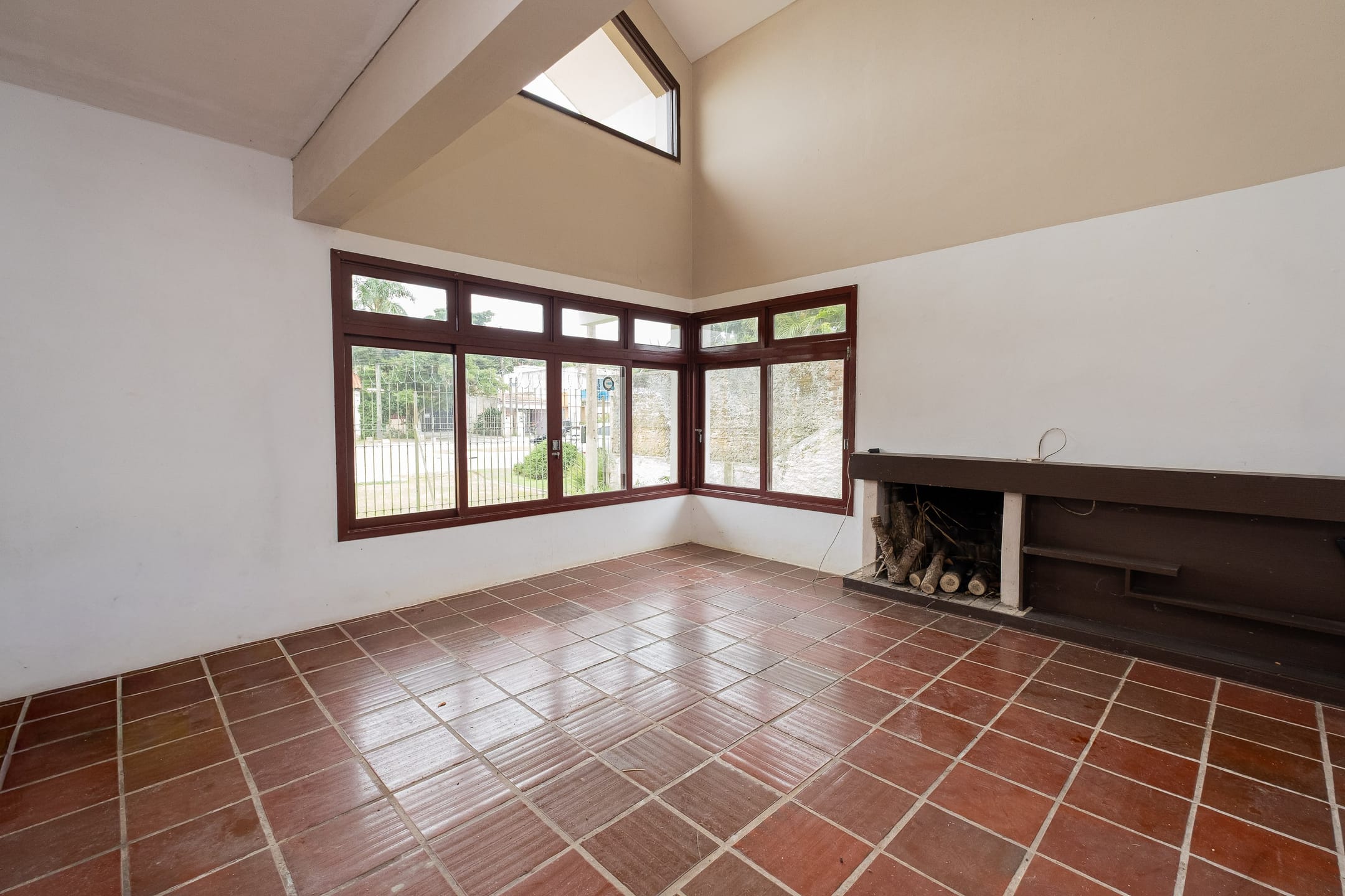 Casa à venda no Laranjal, Pelotas - 350 m², 2 quartos, lareira, churrasqueira, pátio com piscina e garagem.