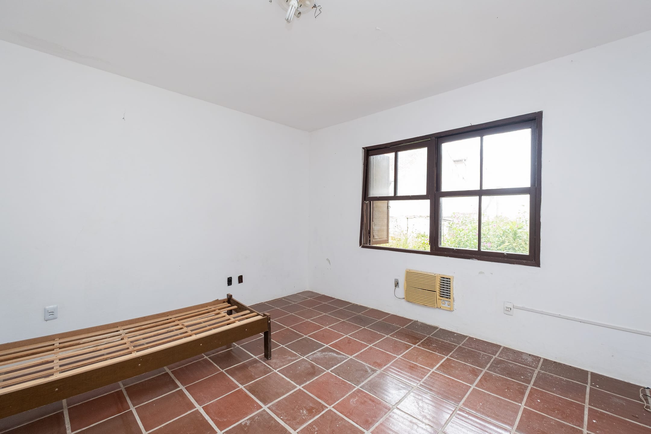 Casa à venda no Laranjal, Pelotas - 350 m², 2 quartos, lareira, churrasqueira, pátio com piscina e garagem. - 9