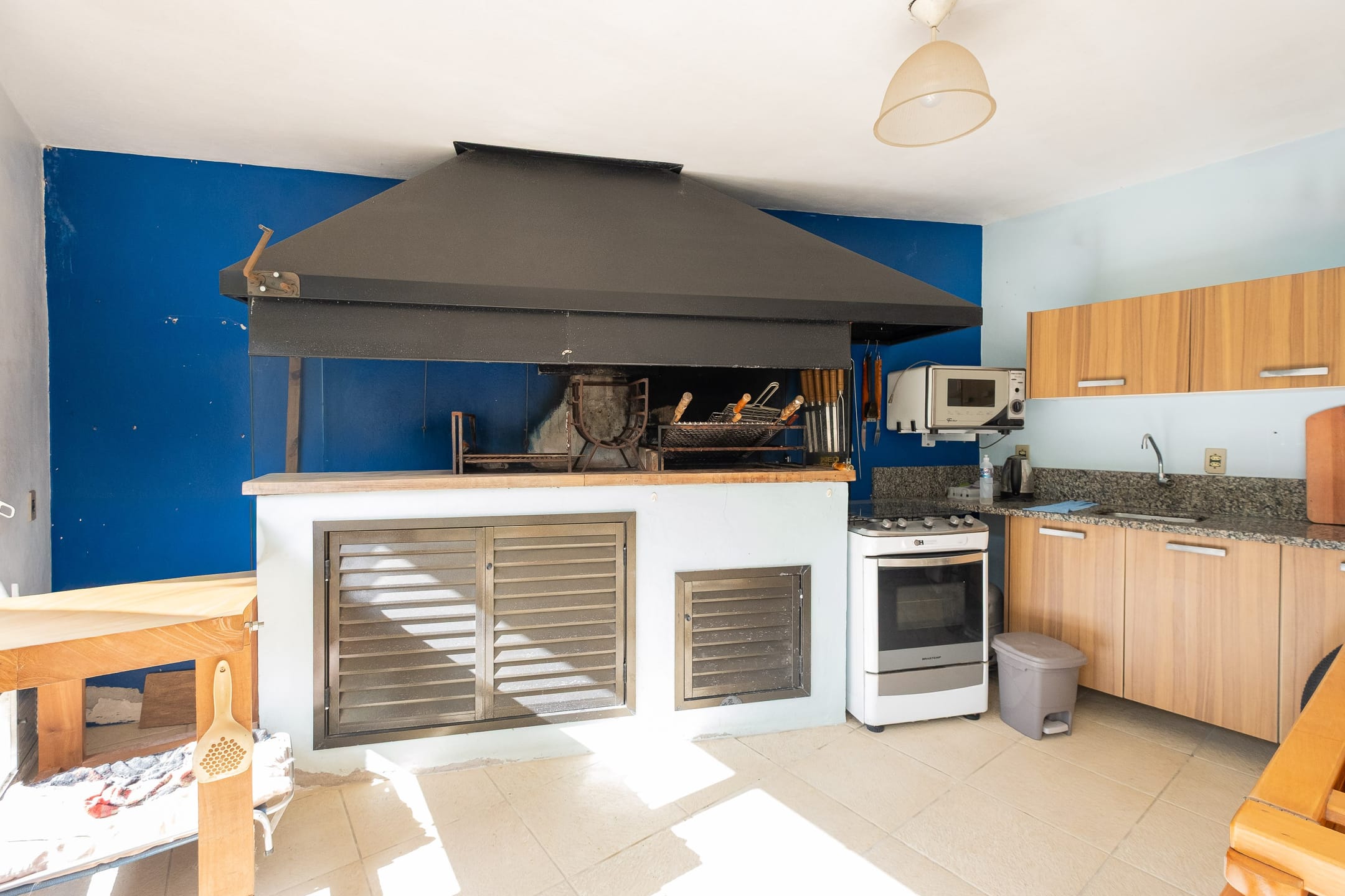 Casa à venda no Areal, Pelotas - 234 m², 3 quartos (sendo 1 suíte com closet), cozinha planejada, lareira e amplo espaço de lazer com churrasqueira. - 11