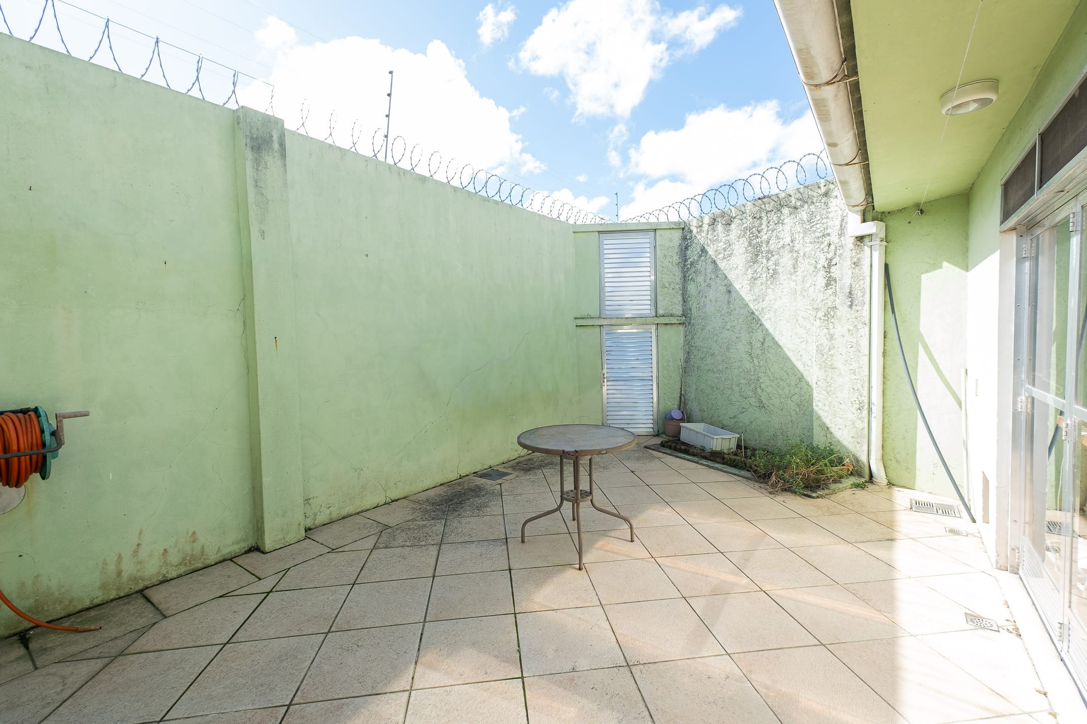Casa à venda no Areal, Pelotas - 234 m², 3 quartos (sendo 1 suíte com closet), cozinha planejada, lareira e amplo espaço de lazer com churrasqueira. - 12