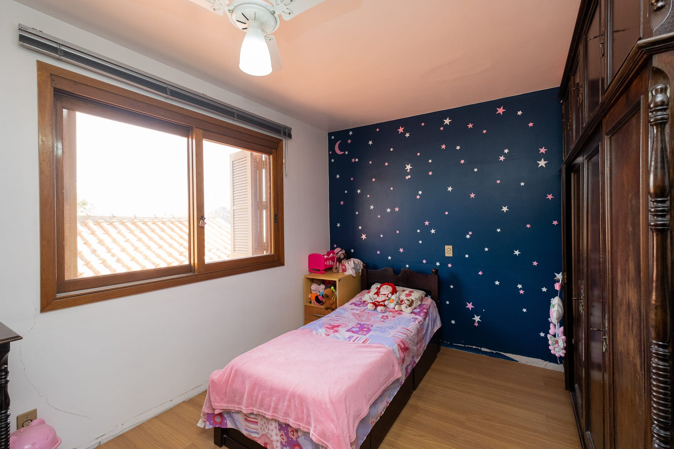 Casa à venda no Areal, Pelotas - 234 m², 3 quartos (sendo 1 suíte com closet), cozinha planejada, lareira e amplo espaço de lazer com churrasqueira. - 15