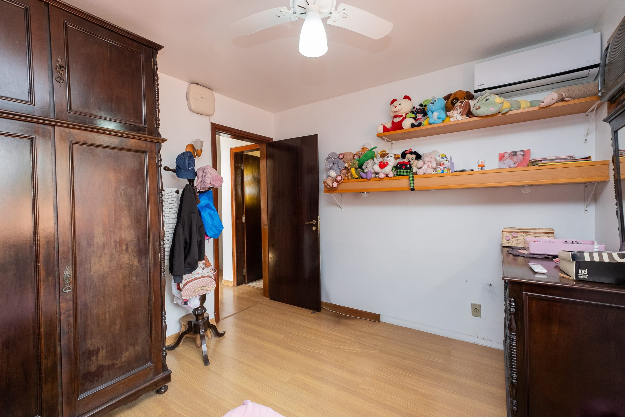 Casa à venda no Areal, Pelotas - 234 m², 3 quartos (sendo 1 suíte com closet), cozinha planejada, lareira e amplo espaço de lazer com churrasqueira. - 16