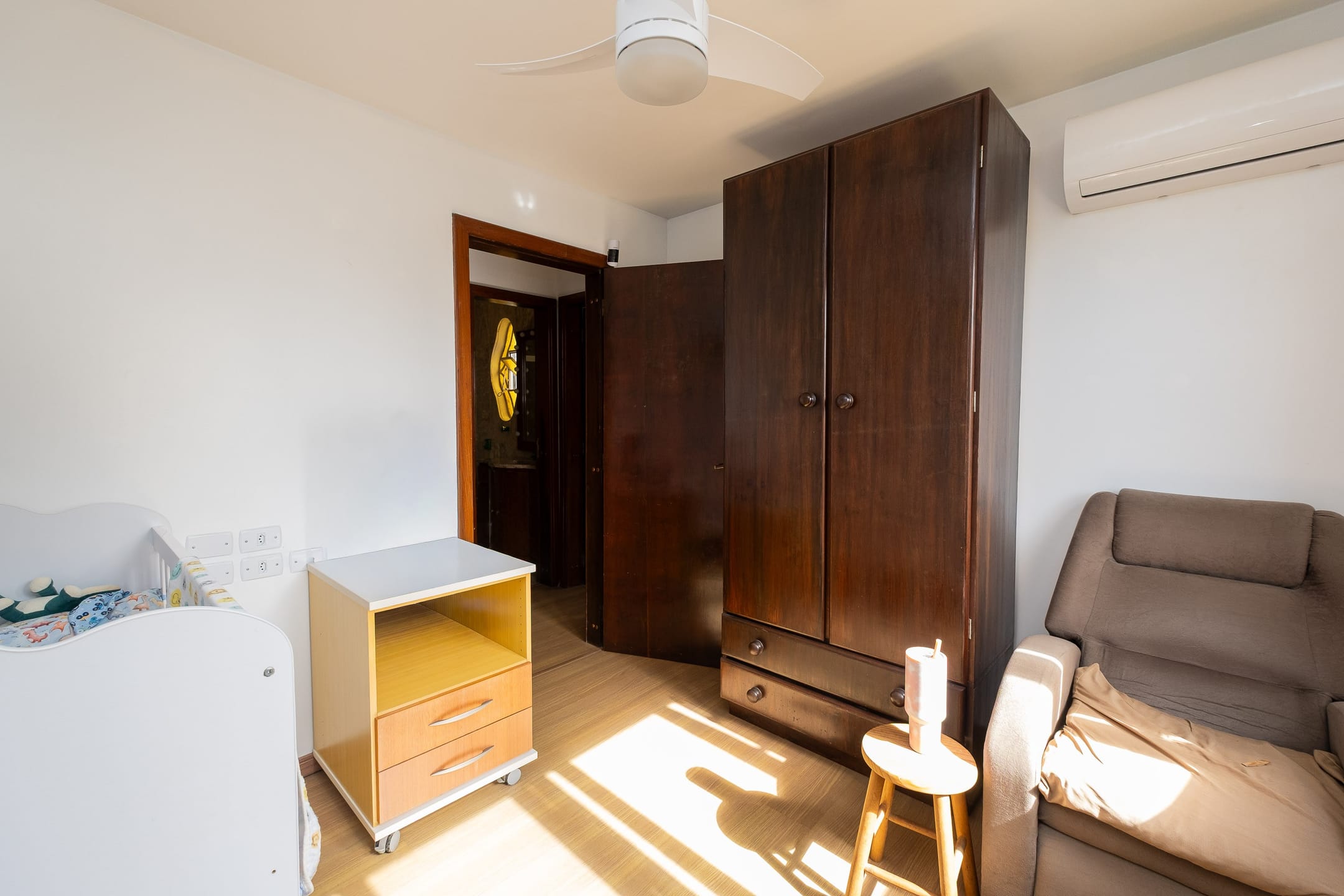 Casa à venda no Areal, Pelotas - 234 m², 3 quartos (sendo 1 suíte com closet), cozinha planejada, lareira e amplo espaço de lazer com churrasqueira. - 18