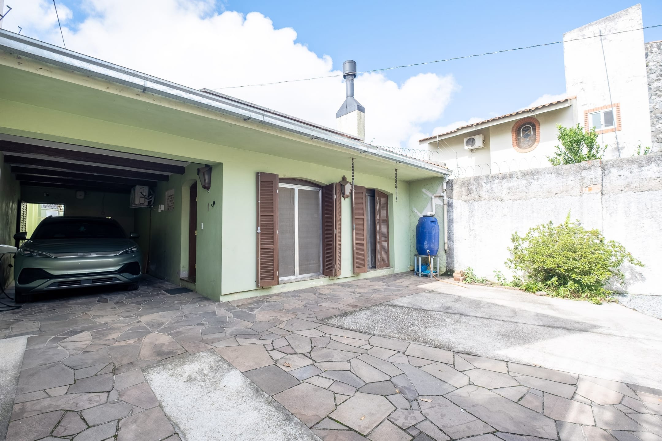 Casa à venda no Areal, Pelotas - 234 m², 3 quartos (sendo 1 suíte com closet), cozinha planejada, lareira e amplo espaço de lazer com churrasqueira. - 23