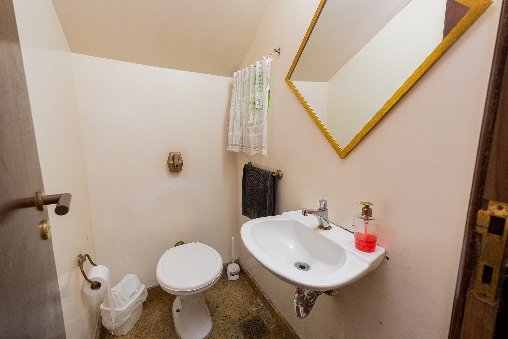 Casa à venda no Areal, Pelotas - 234 m², 3 quartos (sendo 1 suíte com closet), cozinha planejada, lareira e amplo espaço de lazer com churrasqueira. - 8