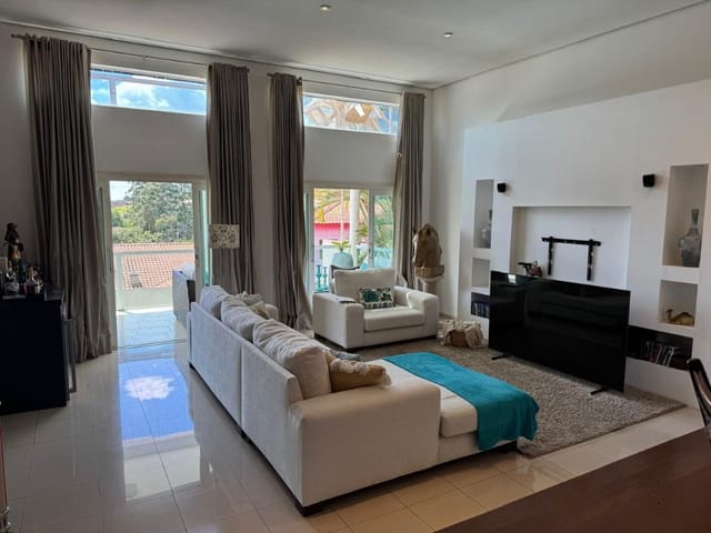 Casa com 540m² 3 quartos e 5 banheiros, à venda, no bairro Curral em Ibiúna