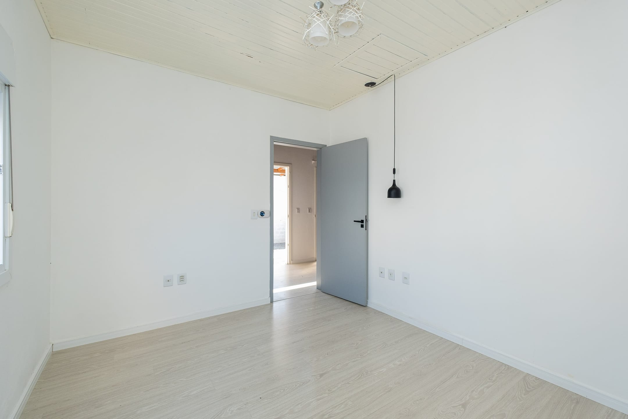 Casa à venda no Recanto de Portugal, Pelotas - 90 m², 1 quarto (sendo suíte), móveis planejados, lareira e amplo pátio com piscina. - 10