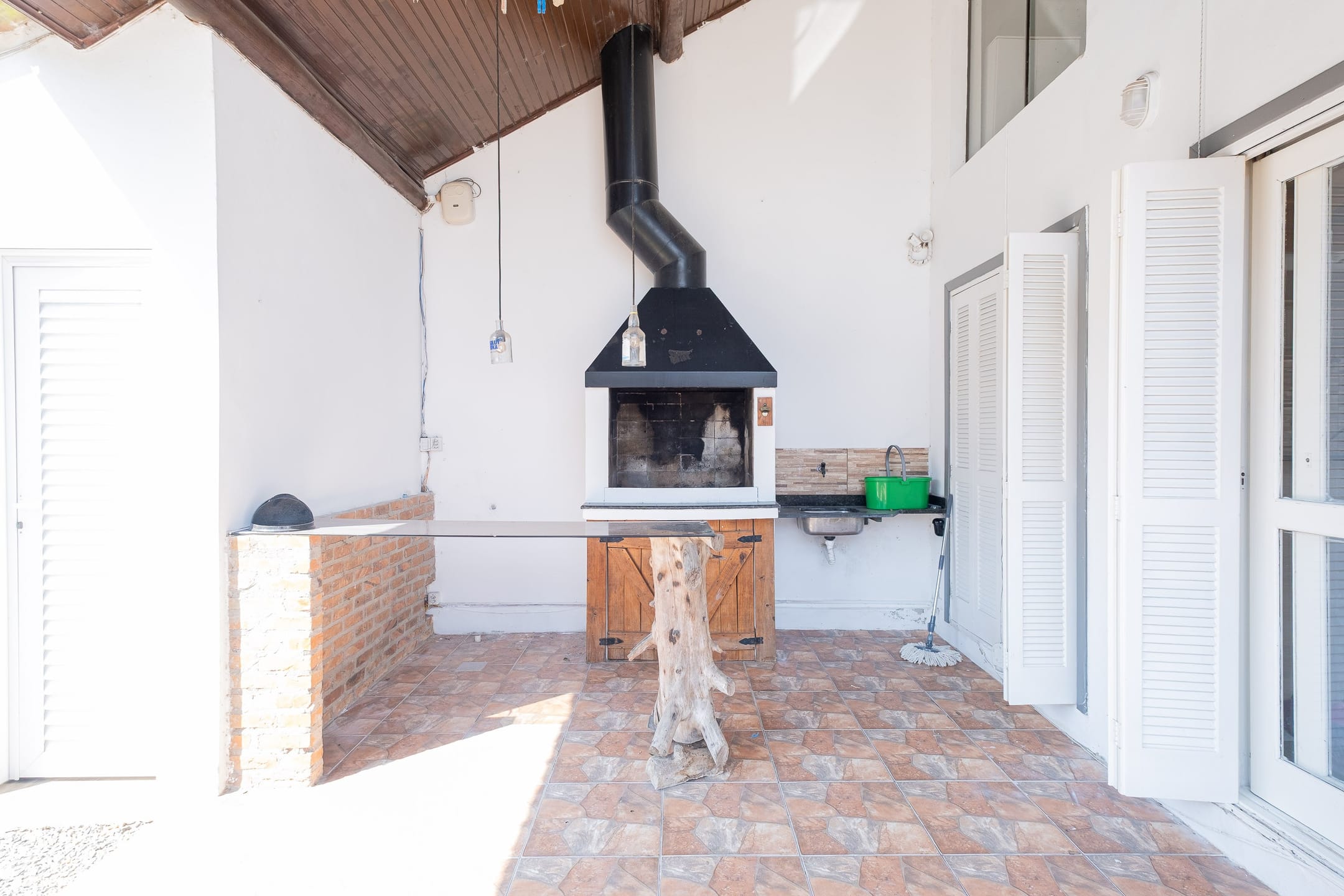 Casa à venda no Recanto de Portugal, Pelotas - 90 m², 1 quarto (sendo suíte), móveis planejados, lareira e amplo pátio com piscina. - 11
