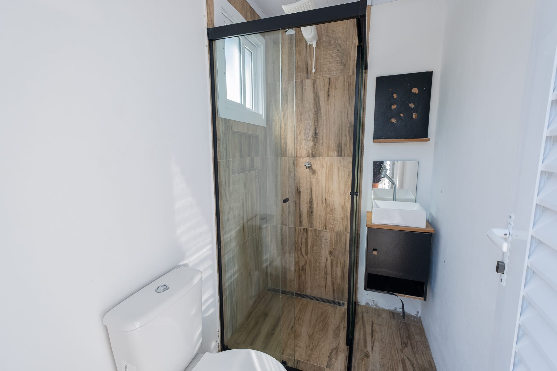 Casa à venda no Recanto de Portugal, Pelotas - 90 m², 1 quarto (sendo suíte), móveis planejados, lareira e amplo pátio com piscina. - 12