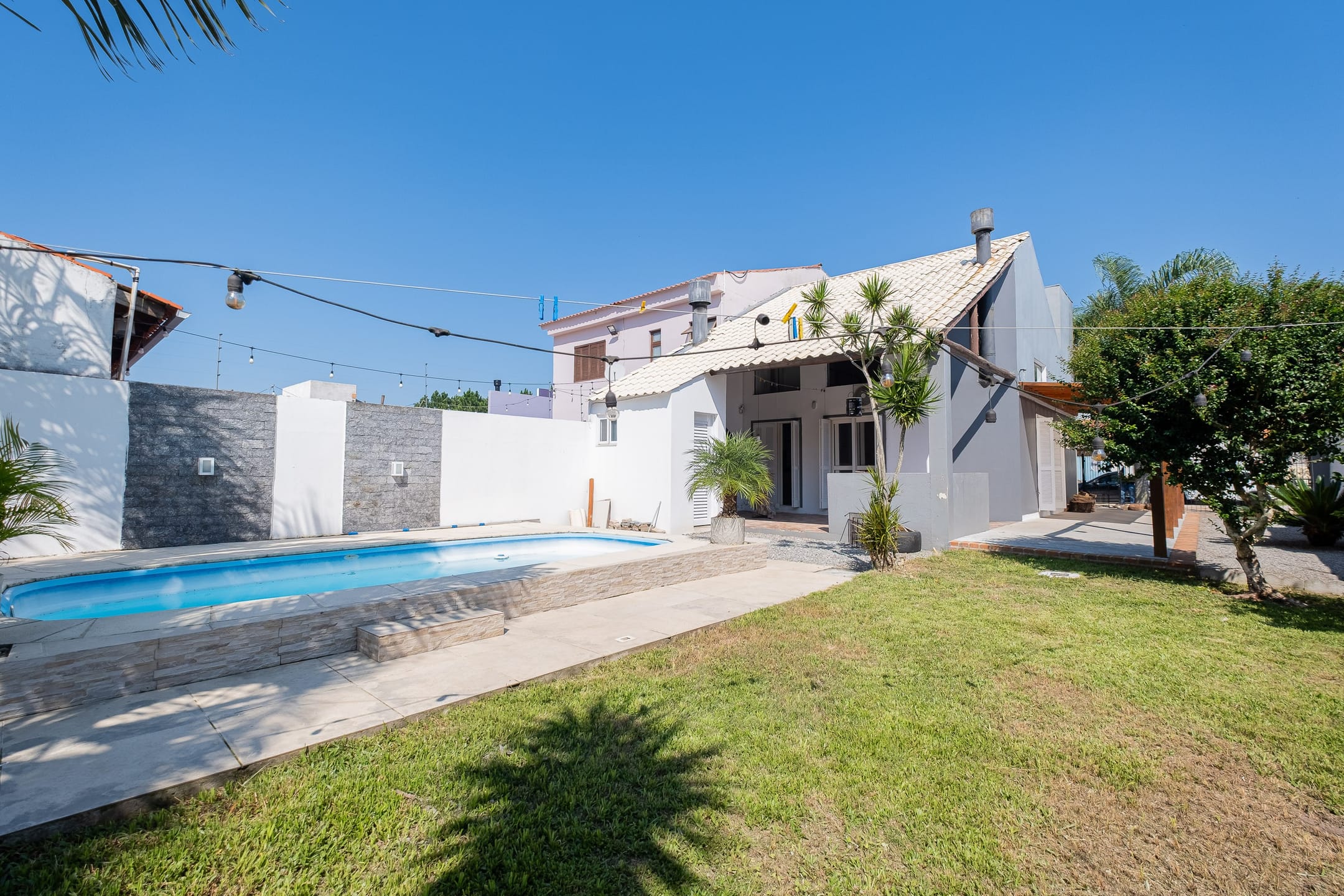 Casa à venda no Recanto de Portugal, Pelotas - 90 m², 1 quarto (sendo suíte), móveis planejados, lareira e amplo pátio com piscina. - 13