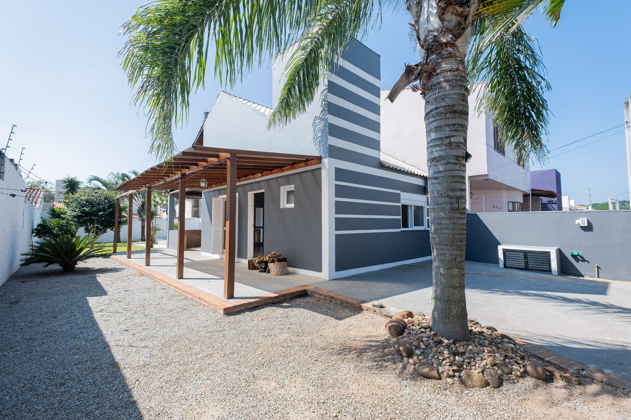 Casa à venda no Recanto de Portugal, Pelotas - 90 m², 1 quarto (sendo suíte), móveis planejados, lareira e amplo pátio com piscina. - 14