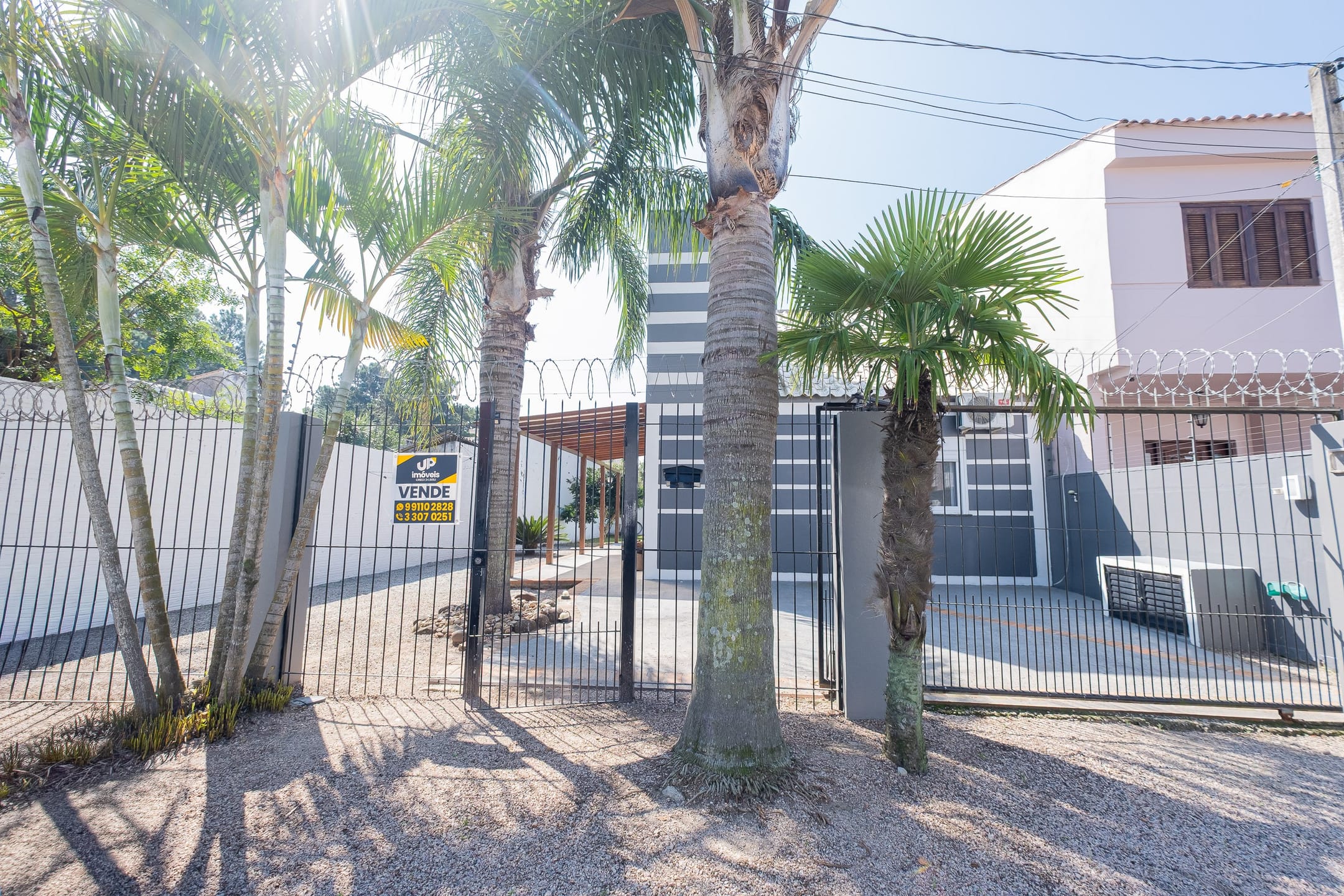 Casa à venda no Recanto de Portugal, Pelotas - 90 m², 1 quarto (sendo suíte), móveis planejados, lareira e amplo pátio com piscina. - 15
