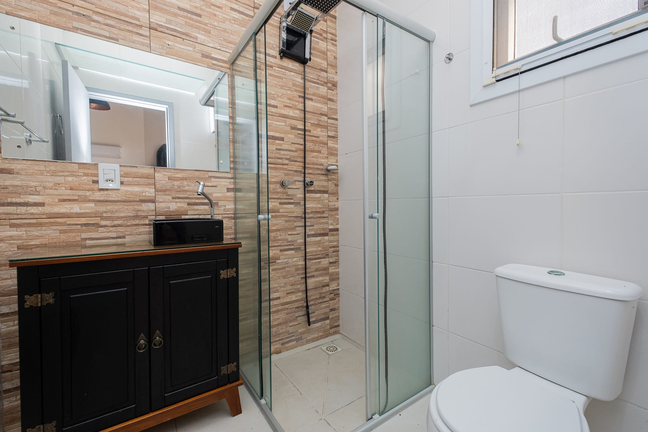 Casa à venda no Recanto de Portugal, Pelotas - 90 m², 1 quarto (sendo suíte), móveis planejados, lareira e amplo pátio com piscina. - 8