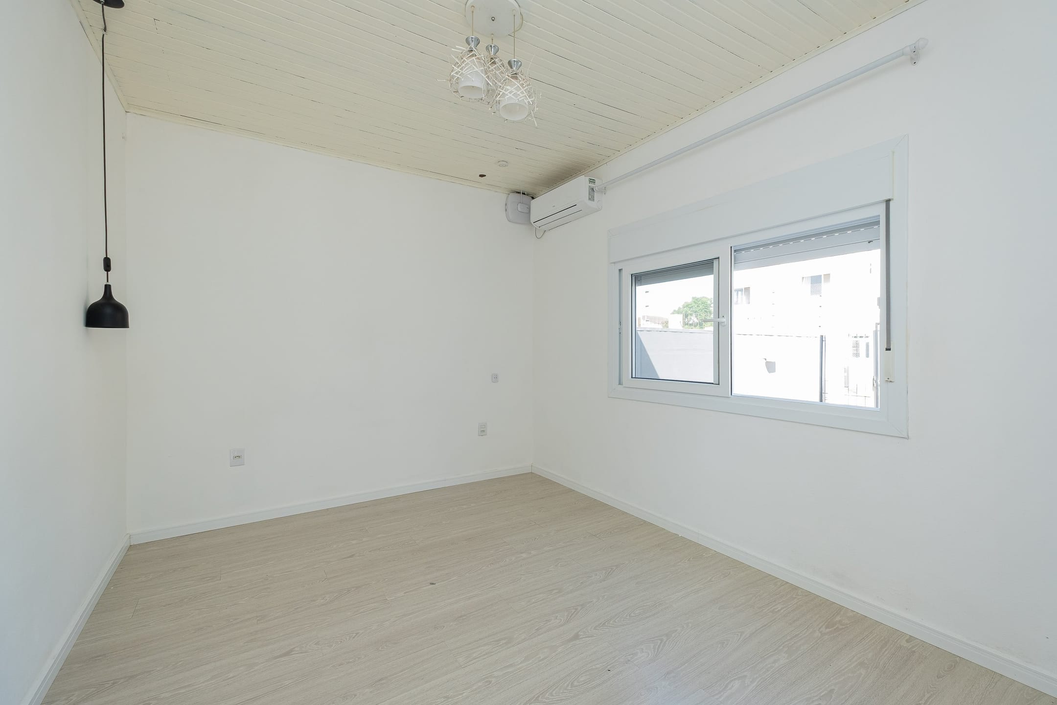 Casa à venda no Recanto de Portugal, Pelotas - 90 m², 1 quarto (sendo suíte), móveis planejados, lareira e amplo pátio com piscina. - 9