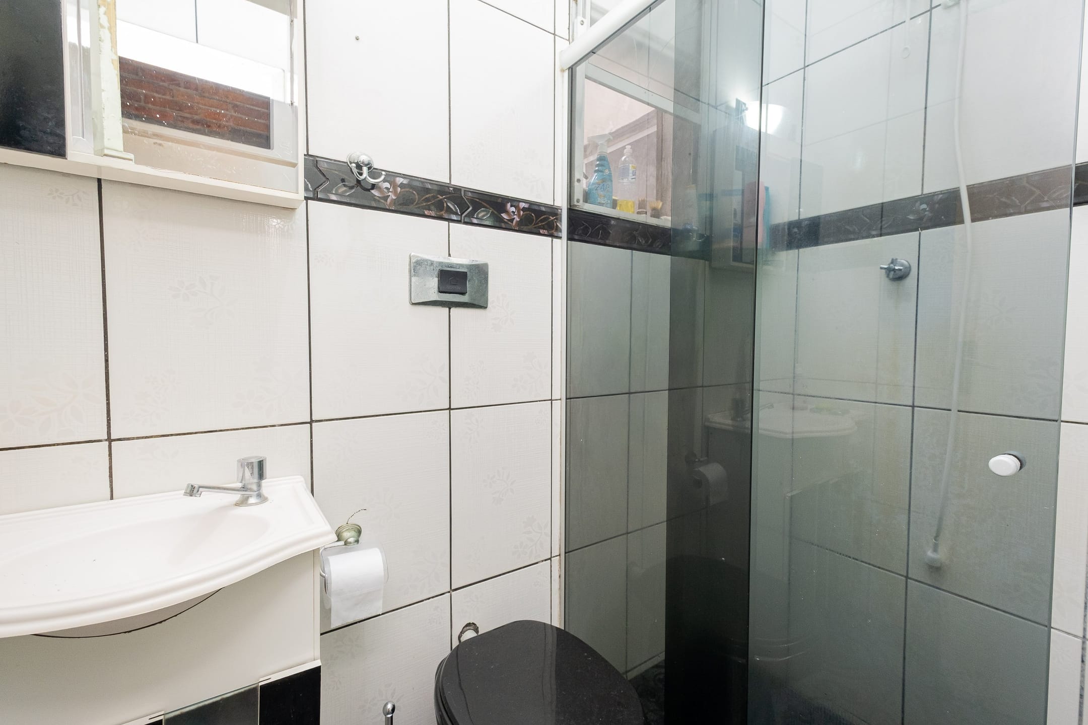 Casa à venda e locação no Laranjal, Pelotas - 93 m², 3 quartos (sendo 1 suíte), sala com lareira e área gourmet com churrasqueira, pátio e piscina. - 12