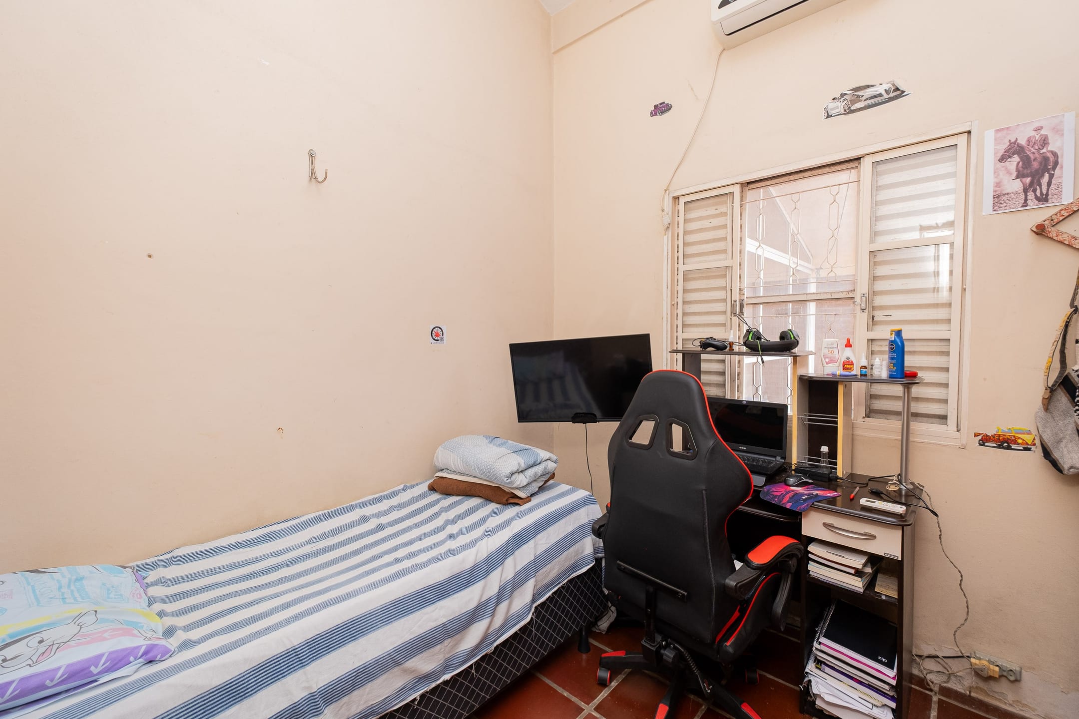 Casa à venda e locação no Laranjal, Pelotas - 93 m², 3 quartos (sendo 1 suíte), sala com lareira e área gourmet com churrasqueira, pátio e piscina. - 10