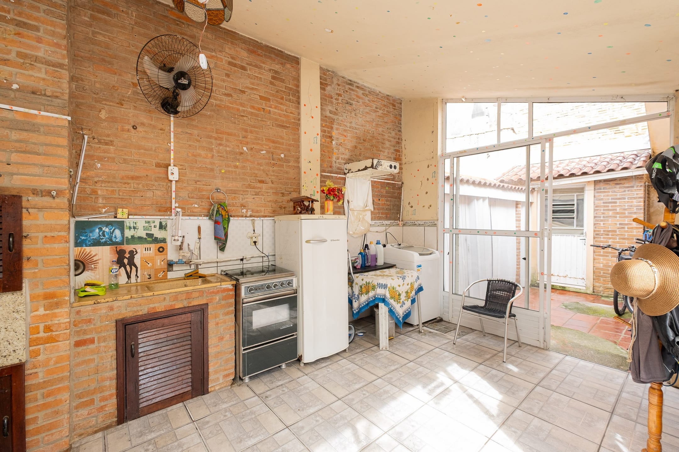 Casa à venda e locação no Laranjal, Pelotas - 93 m², 3 quartos (sendo 1 suíte), sala com lareira e área gourmet com churrasqueira, pátio e piscina. - 13