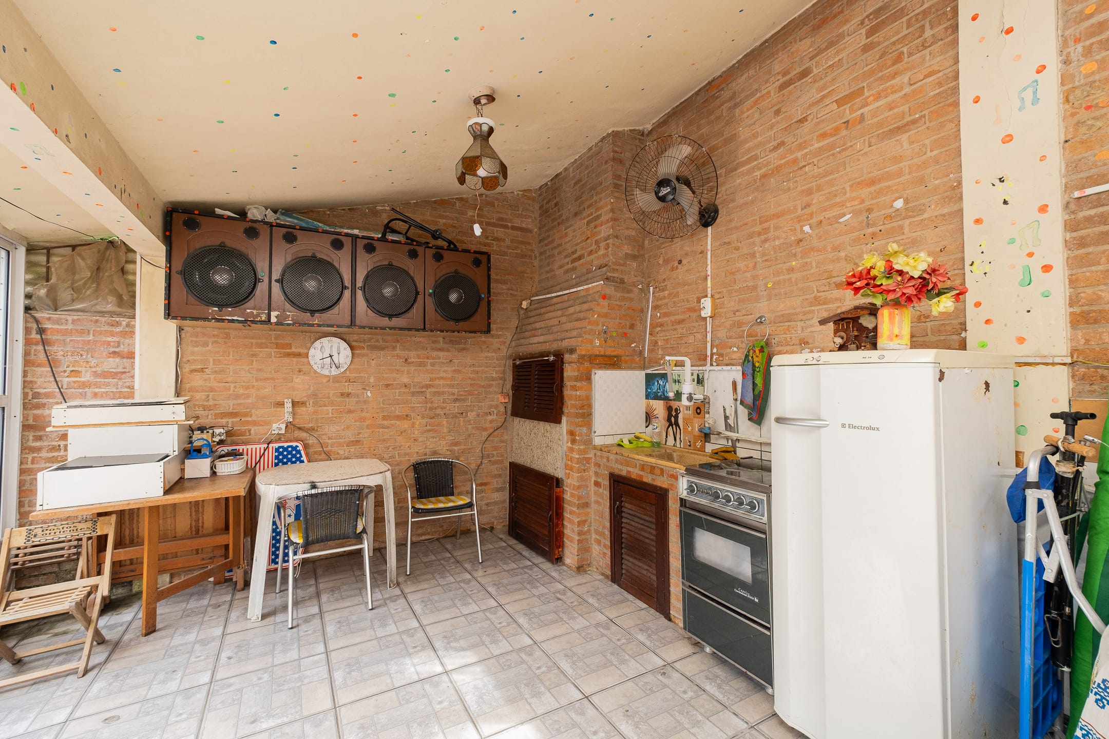 Casa à venda e locação no Laranjal, Pelotas - 93 m², 3 quartos (sendo 1 suíte), sala com lareira e área gourmet com churrasqueira, pátio e piscina. - 14
