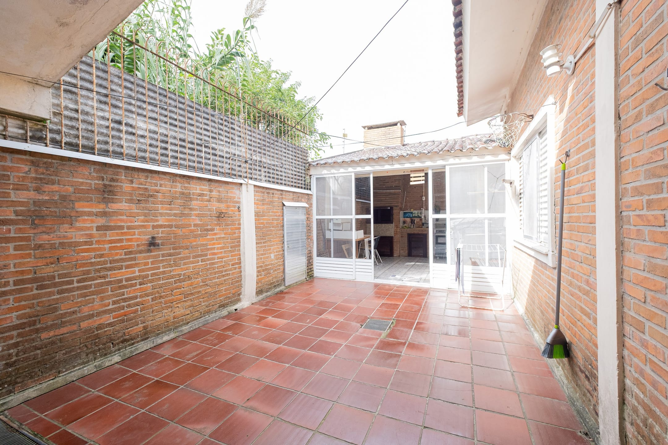 Casa à venda e locação no Laranjal, Pelotas - 93 m², 3 quartos (sendo 1 suíte), sala com lareira e área gourmet com churrasqueira, pátio e piscina. - 15