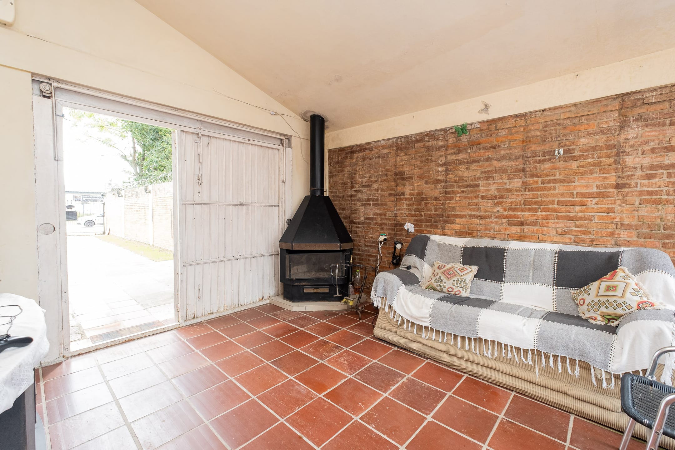 Casa à venda e locação no Laranjal, Pelotas - 93 m², 3 quartos (sendo 1 suíte), sala com lareira e área gourmet com churrasqueira, pátio e piscina. - 16