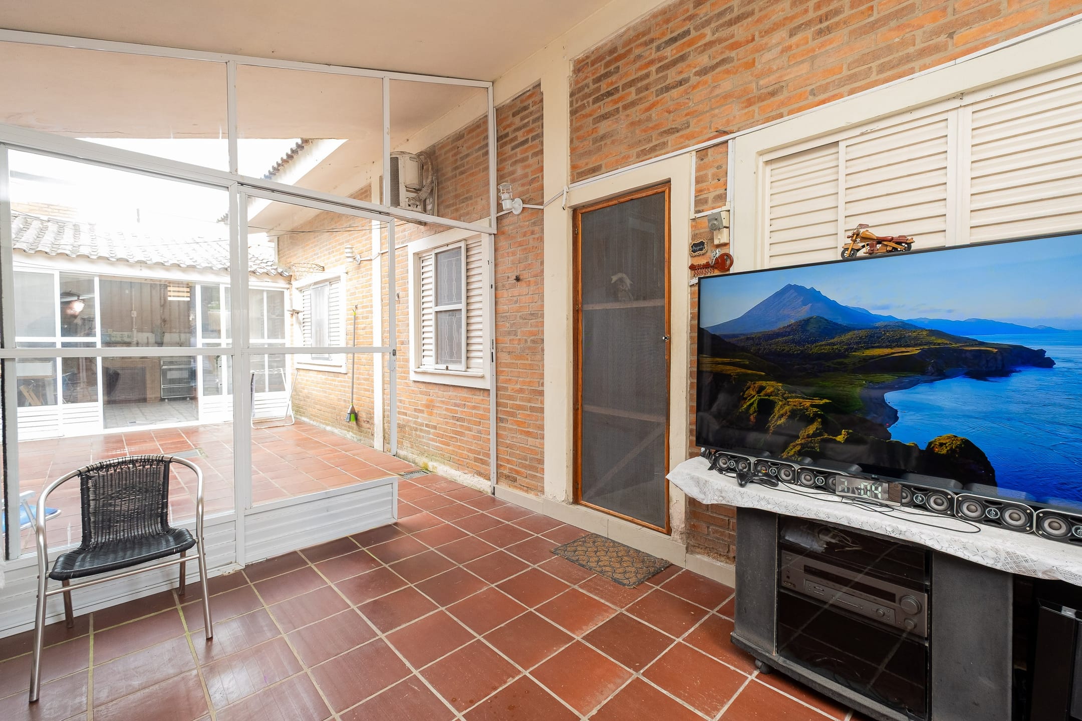 Casa à venda e locação no Laranjal, Pelotas - 93 m², 3 quartos (sendo 1 suíte), sala com lareira e área gourmet com churrasqueira, pátio e piscina. - 17