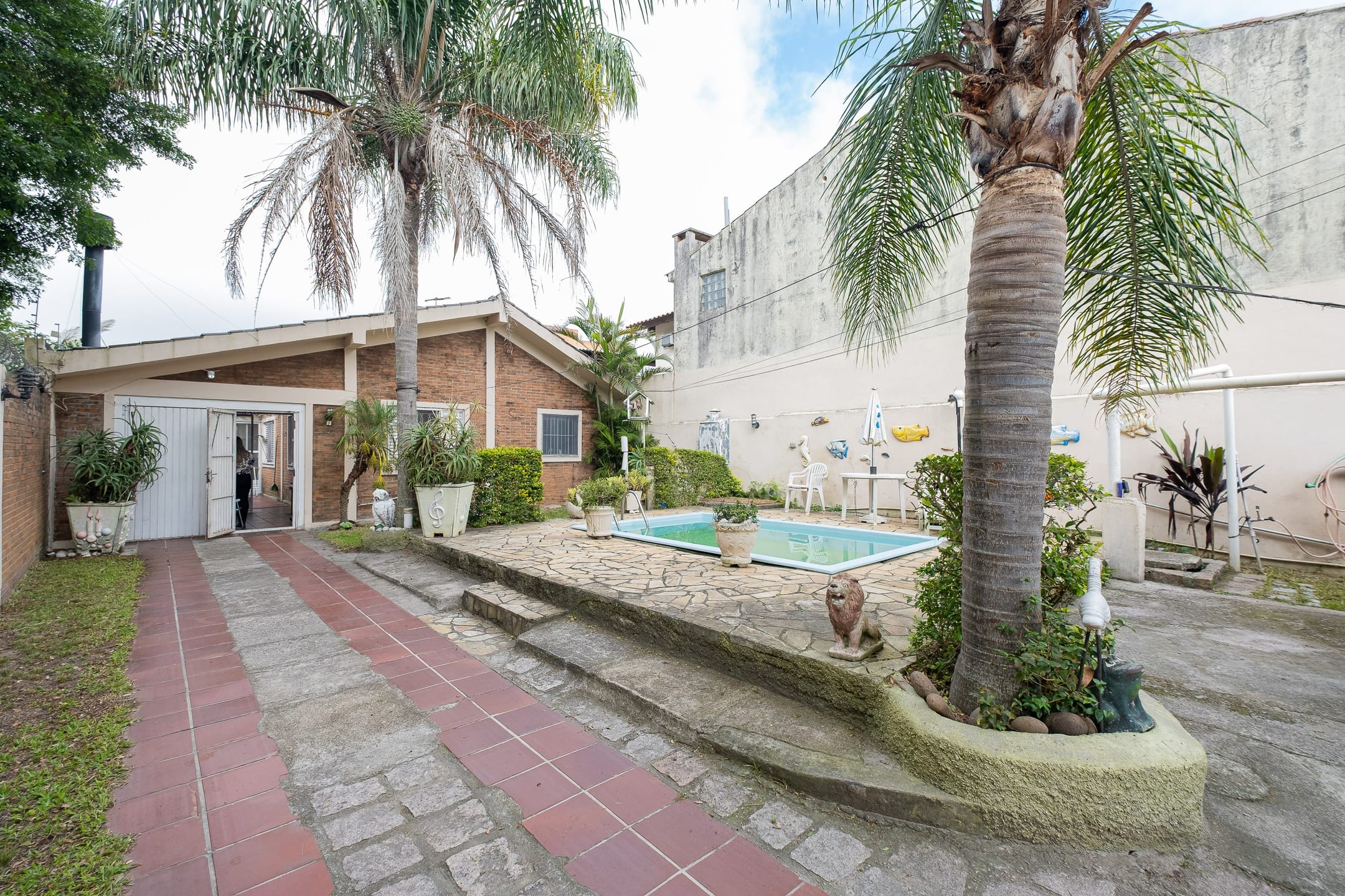 Casa à venda e locação no Laranjal, Pelotas - 93 m², 3 quartos (sendo 1 suíte), sala com lareira e área gourmet com churrasqueira, pátio e piscina.